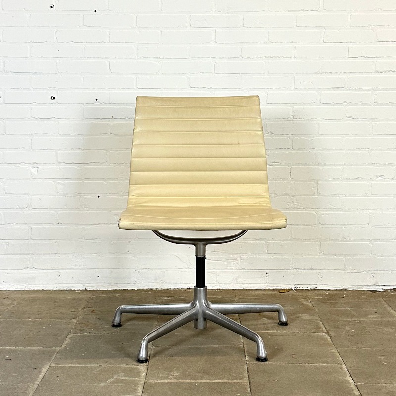 Herman Miller Ea 106 Draaibare Crème Leren Designstoel image 4