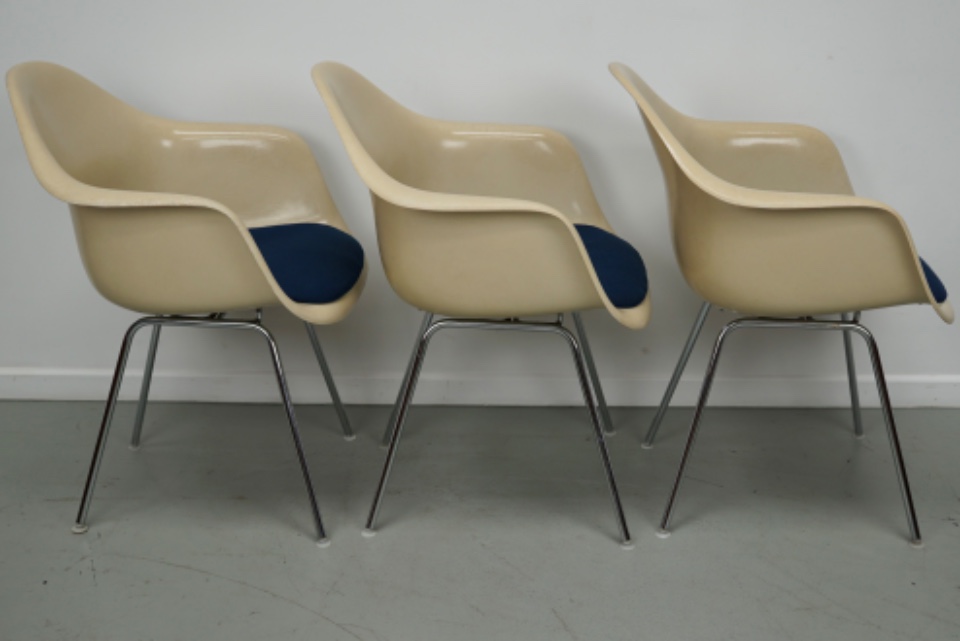 Set Of Three Parchment Fiberglass Dax Armchairs Eames For Herman Miller / Vitra image 14