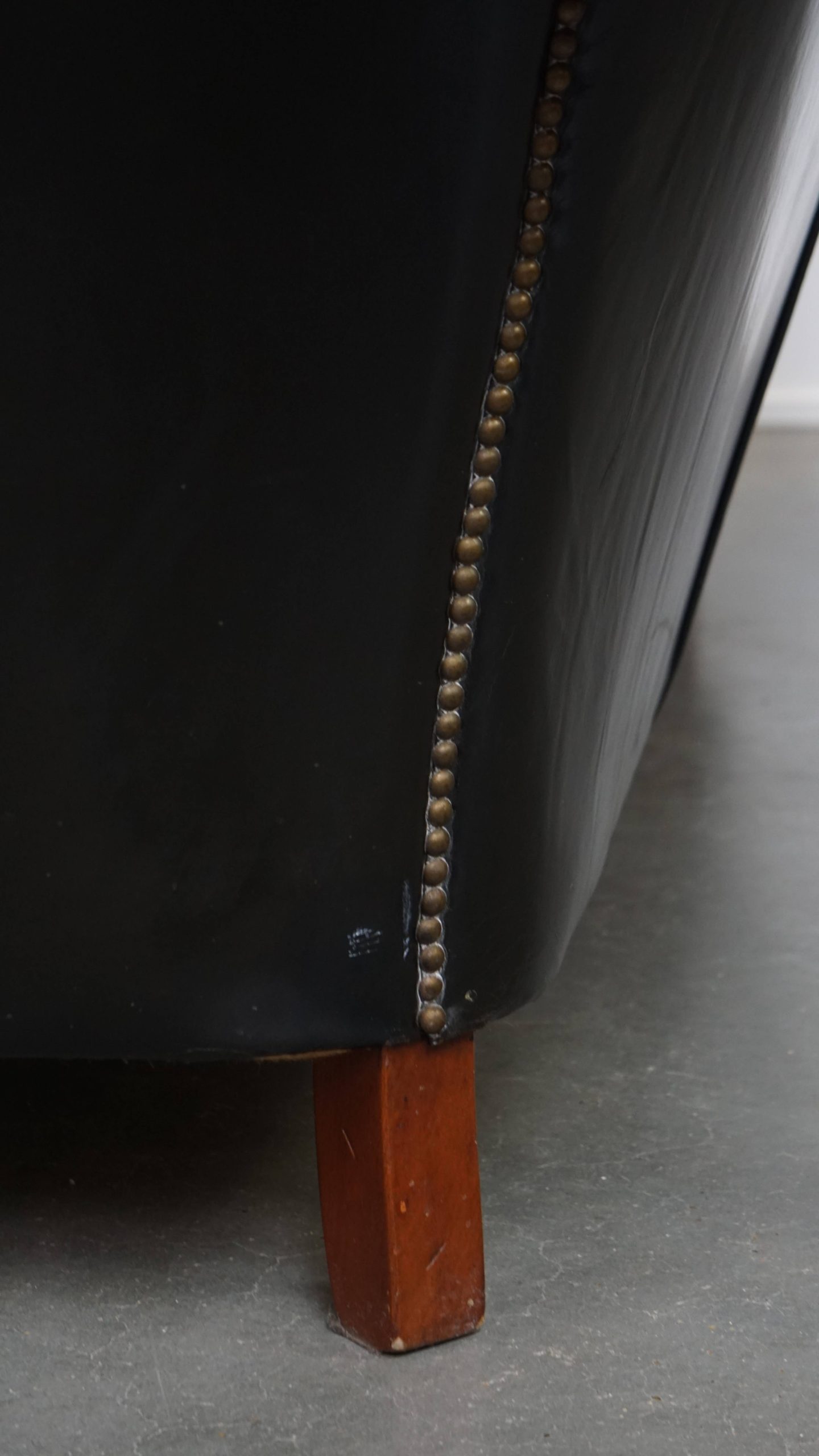 Comfortabele Zwarte Rundleren Chesterfield 2.5 Zits Bank In Engelse Stijl image 15