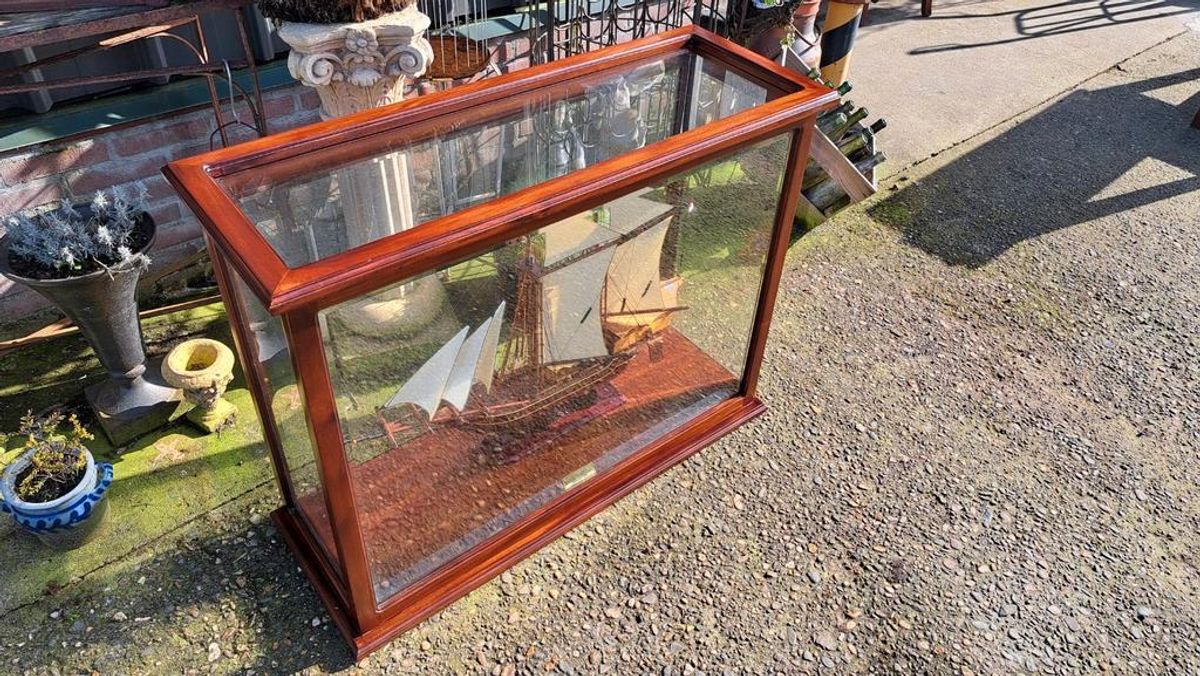 Klassieke Mahonie Vitrinekast, Met Zeilschip image 2