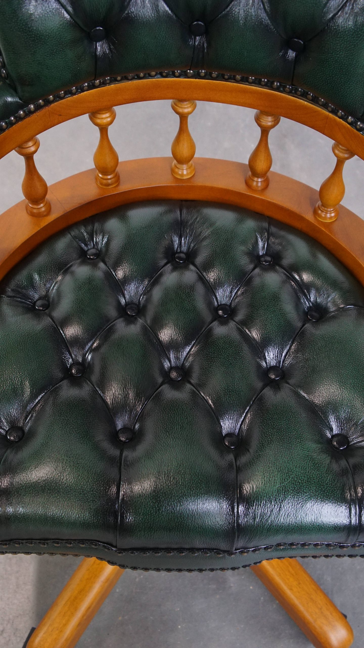 Groene Klassieke En Tijdloze Chesterfield Bureaustoel Gemaakt Van Rundleer Op Wieltjes image 7