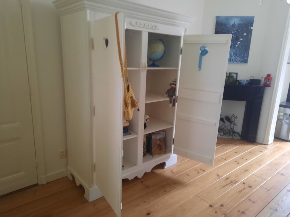 Witte Grote Houten Kast. Opsetims Demi-kast image 2