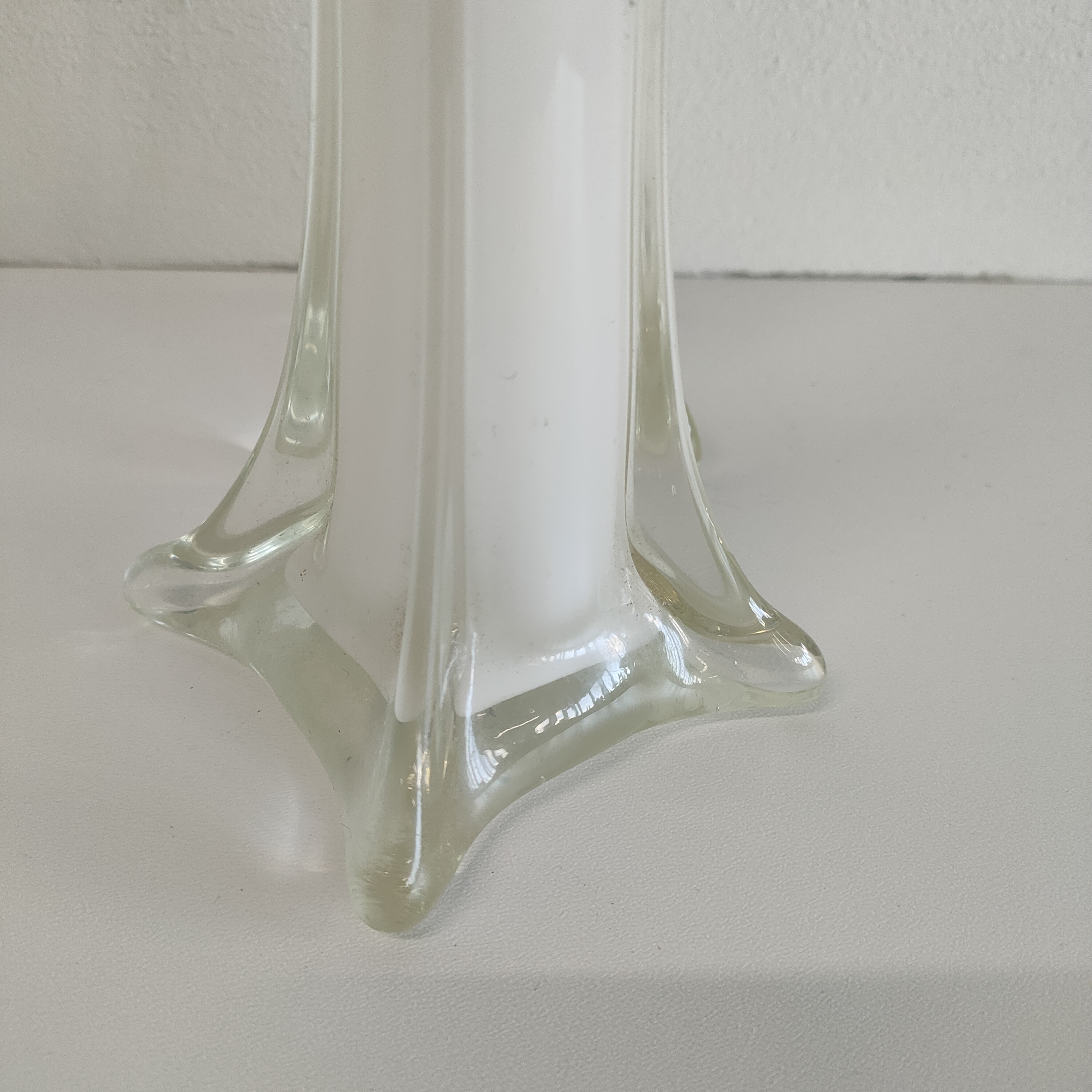 Set Vintage Hoge Smalle Witte Vazen image 4