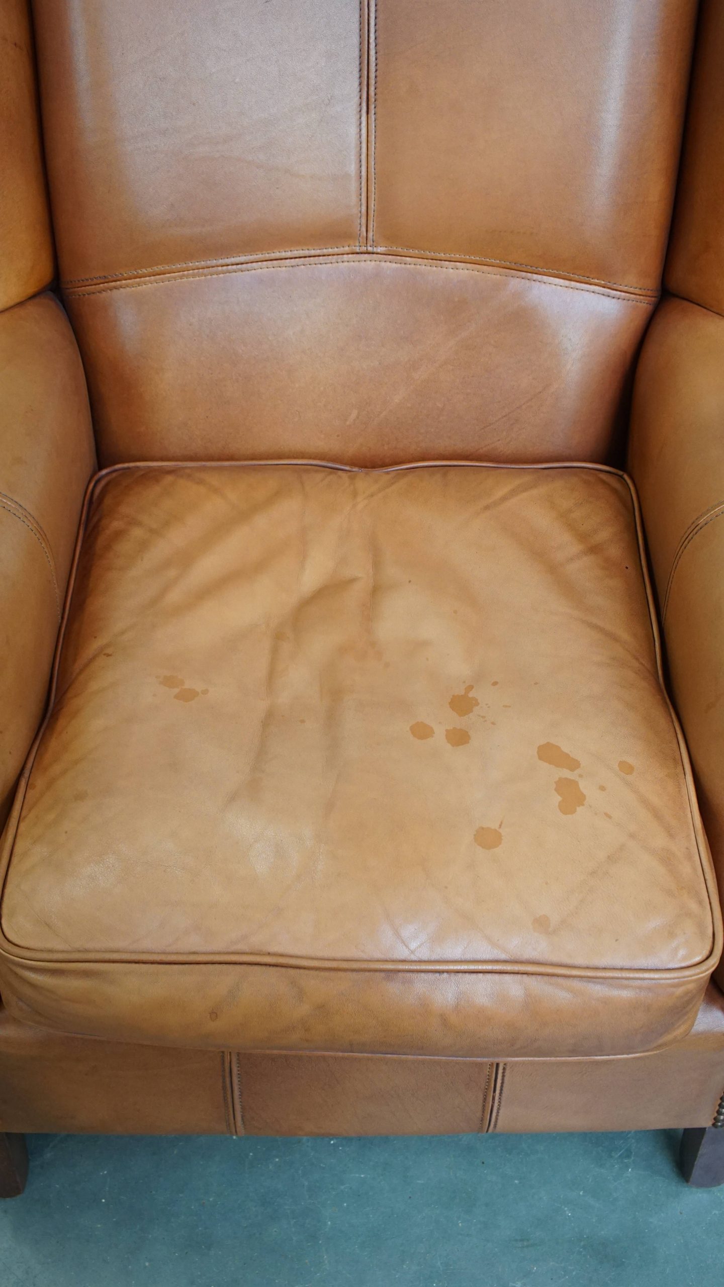 Klassieke En Unieke Set Van 2 Rundleren Oorfauteuils Afgewerkt Met Siernagels En Mooie Details image 7