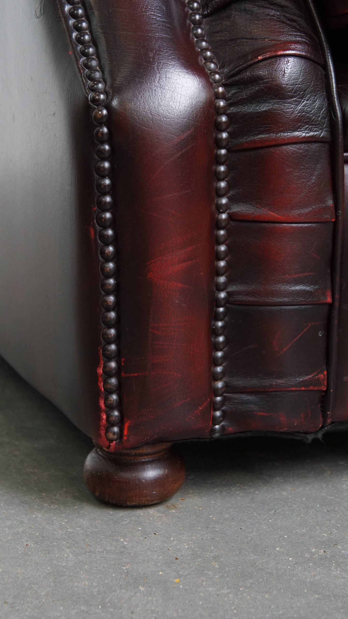 Klassieke En Luxe Rode Rundleren Chesterfield Clubfauteuil In Engelse Stijl Met Siernagels image 10