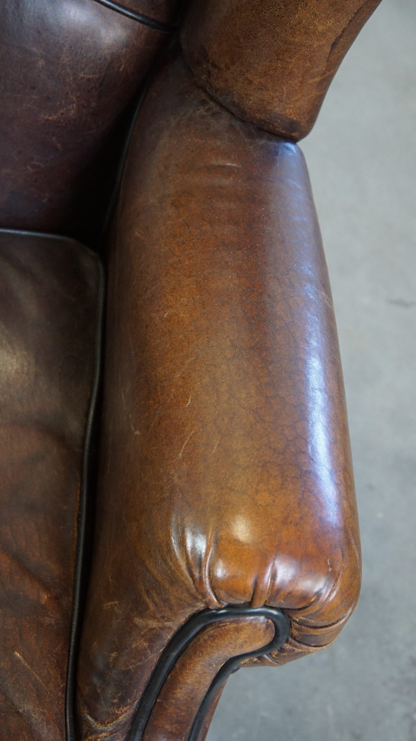 Comfortabele En Stoere Oorfauteuil Gemaakt Van Schapenleer En Strak Afgewerkt Met Zwarte Biezen image 9