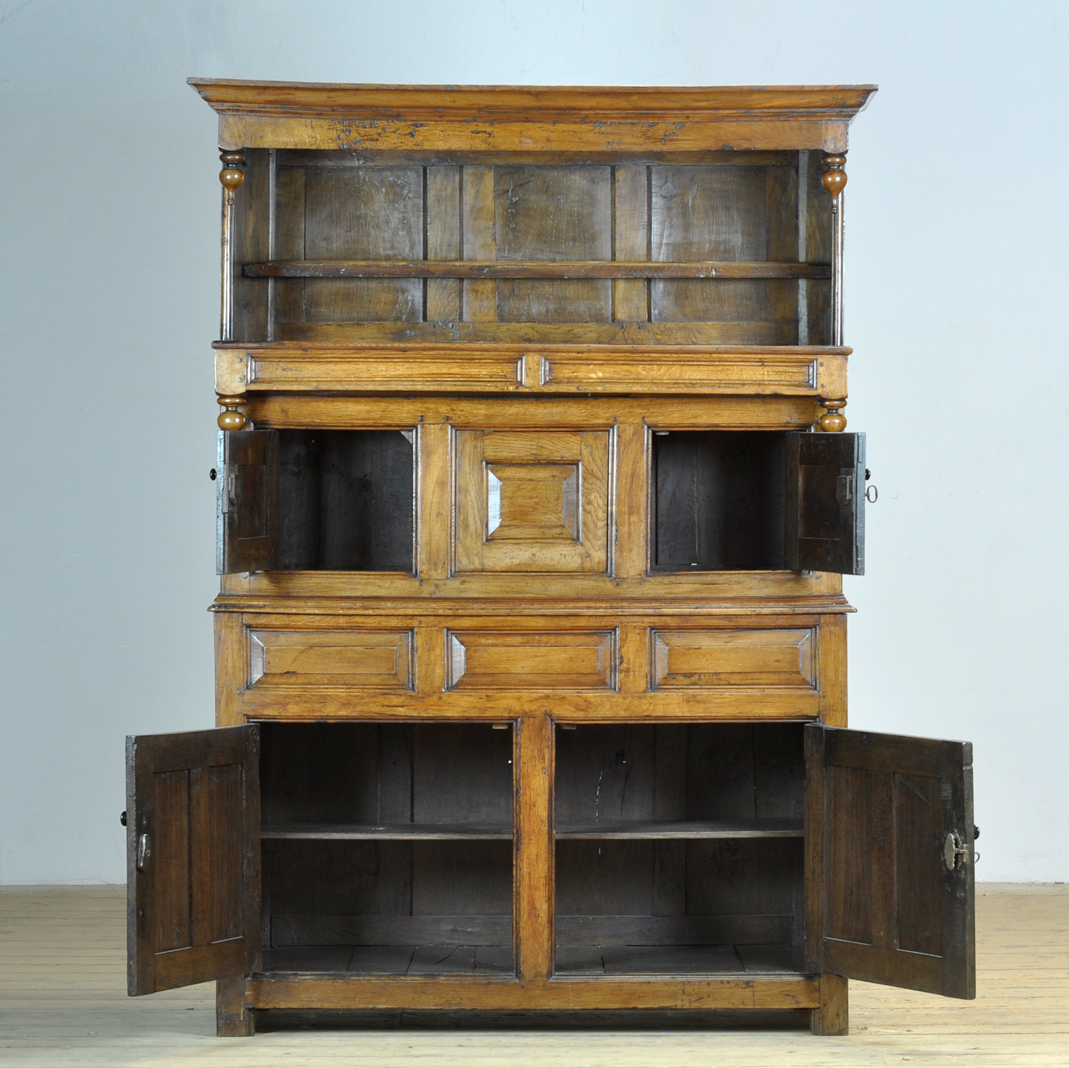 Eiken Tridard Kast, Circa 1710 image 5