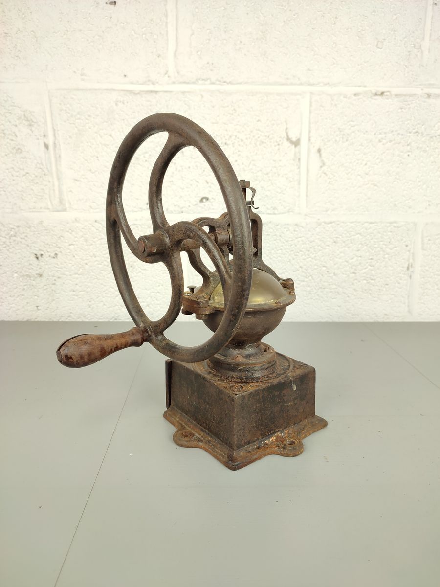 Antieke Koffiemolen Met Zijwiel image 1
