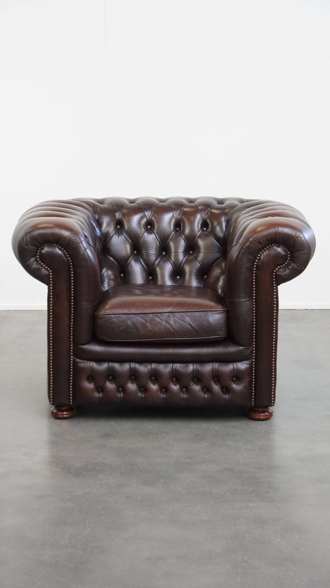 Imposante, Engelse Rundleren Chesterfield Fauteuil Met Een Comfortabele Zit En Een Diepe Donkere image 2