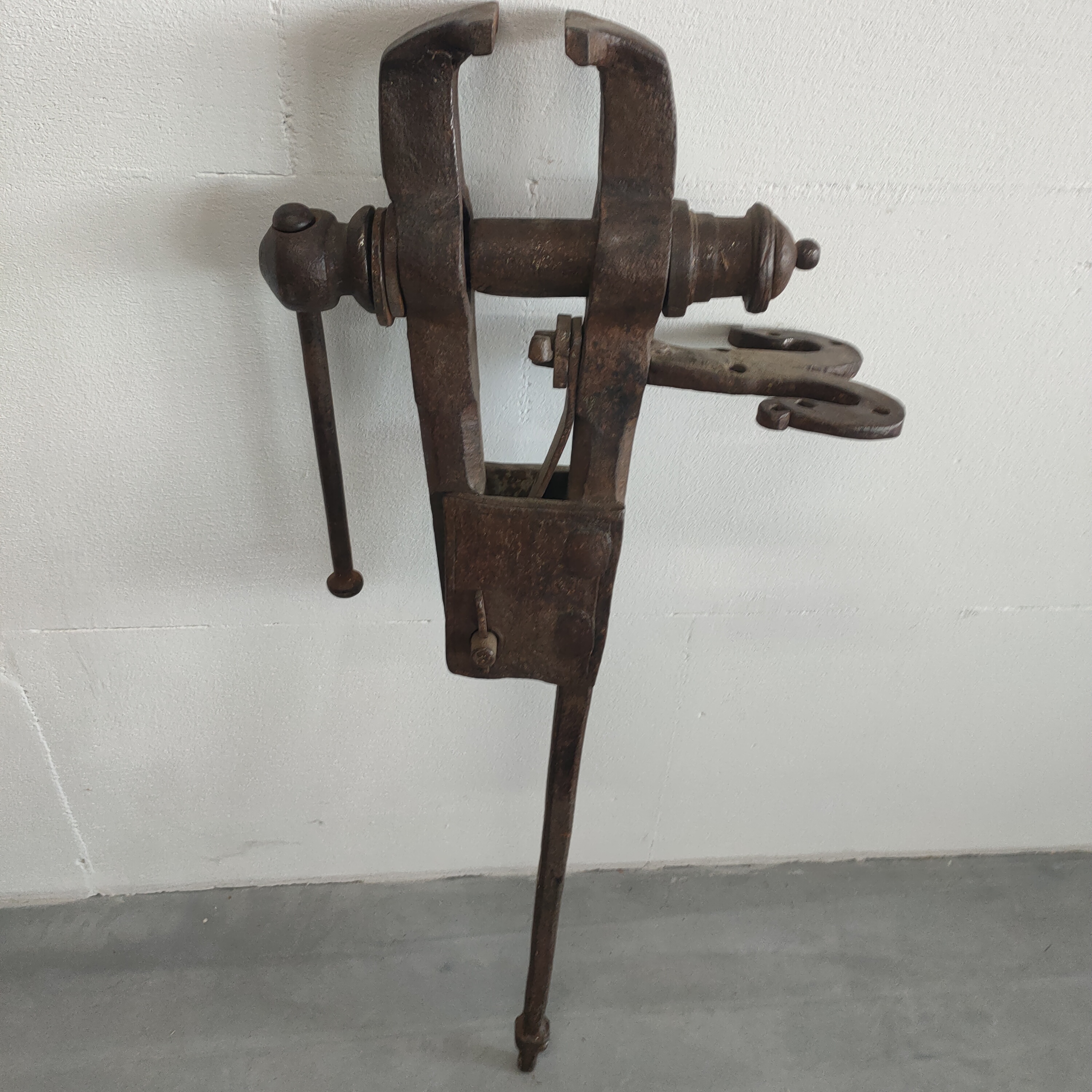 Antieke Bankschroef Met Lange Staart. image 2