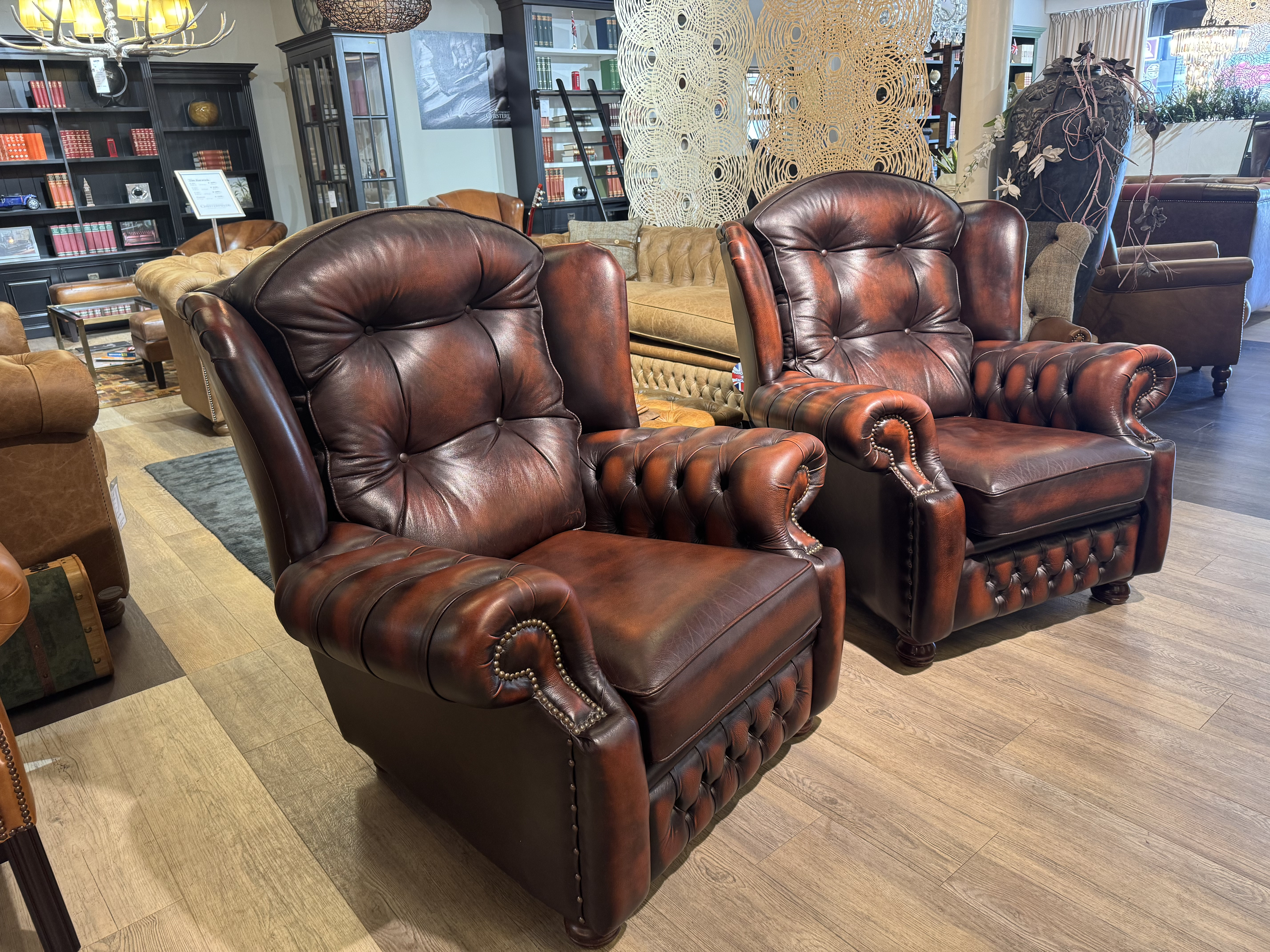 2x Engelse Springvale Chesterfield Oorfauteuils Suzanne Dark Rust / Rood Bruin image 3
