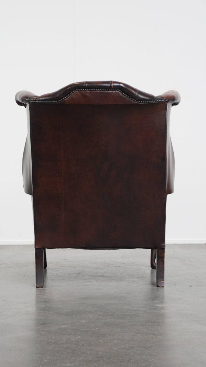 Luxe, Warm Gekleurde, Bruine Rundleren Chesterfield Oorfauteuil Met Unieke Details image 4