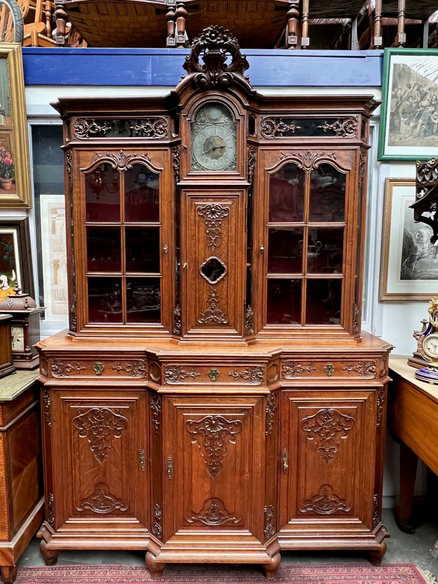 Antiek Rococo Buffet - Vitrinekast Met Ingebouwde Klok. image 2