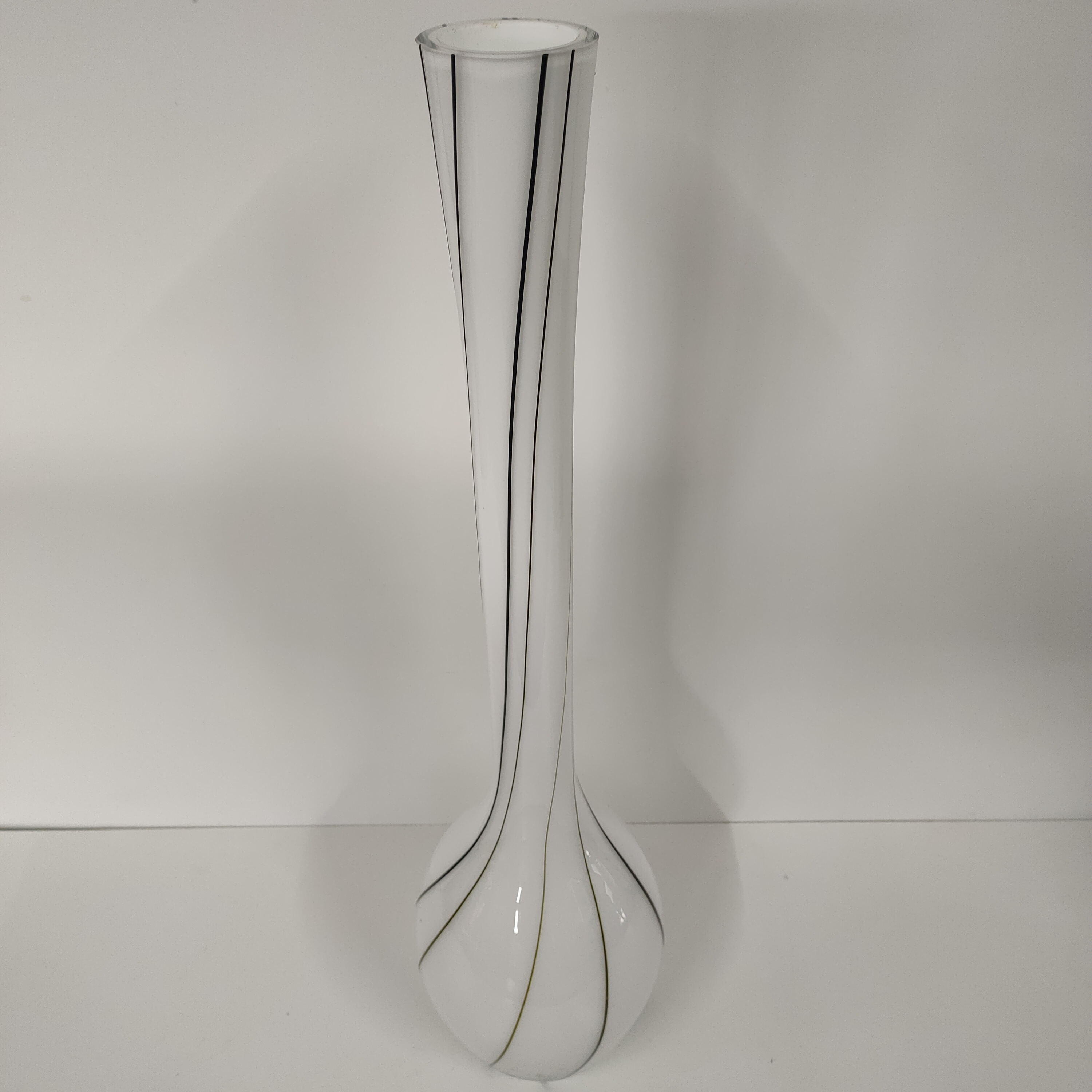 Hoge'handgemaakte Designvaas Met Zwarte Opgelegde 'glas' Lijnen image 4