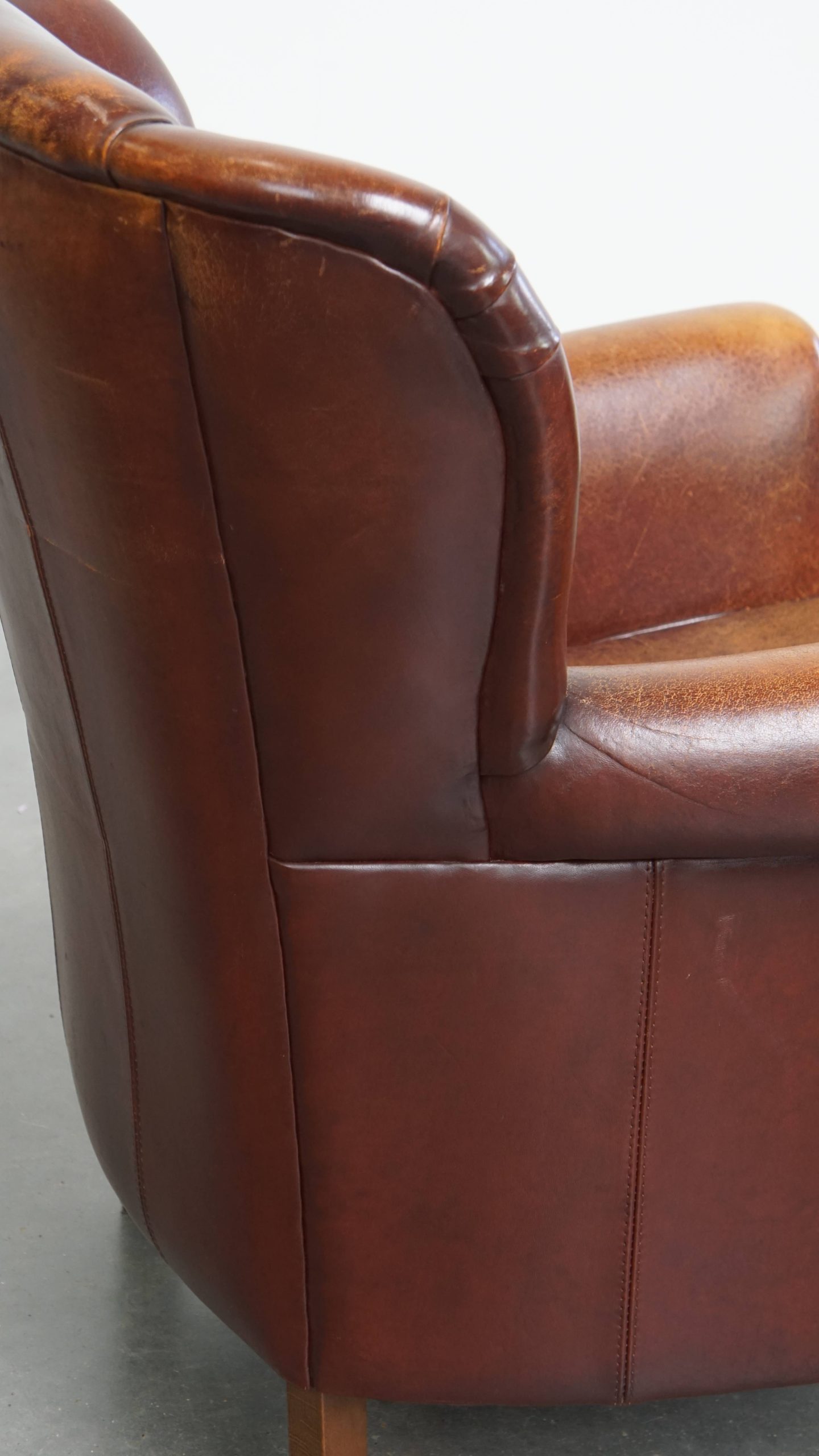 Karaktervolle Schapenleren Oorfauteuil Met Een Donkere Warme Kleurstelling En Een Prachtig Patina image 17