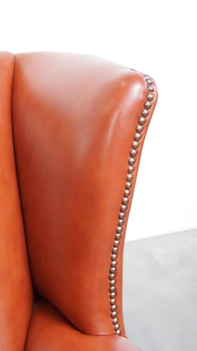 Elegante, Gladde En Comfortabele Engelse Chesterfield Oorfauteuil Van Rundleer image 11