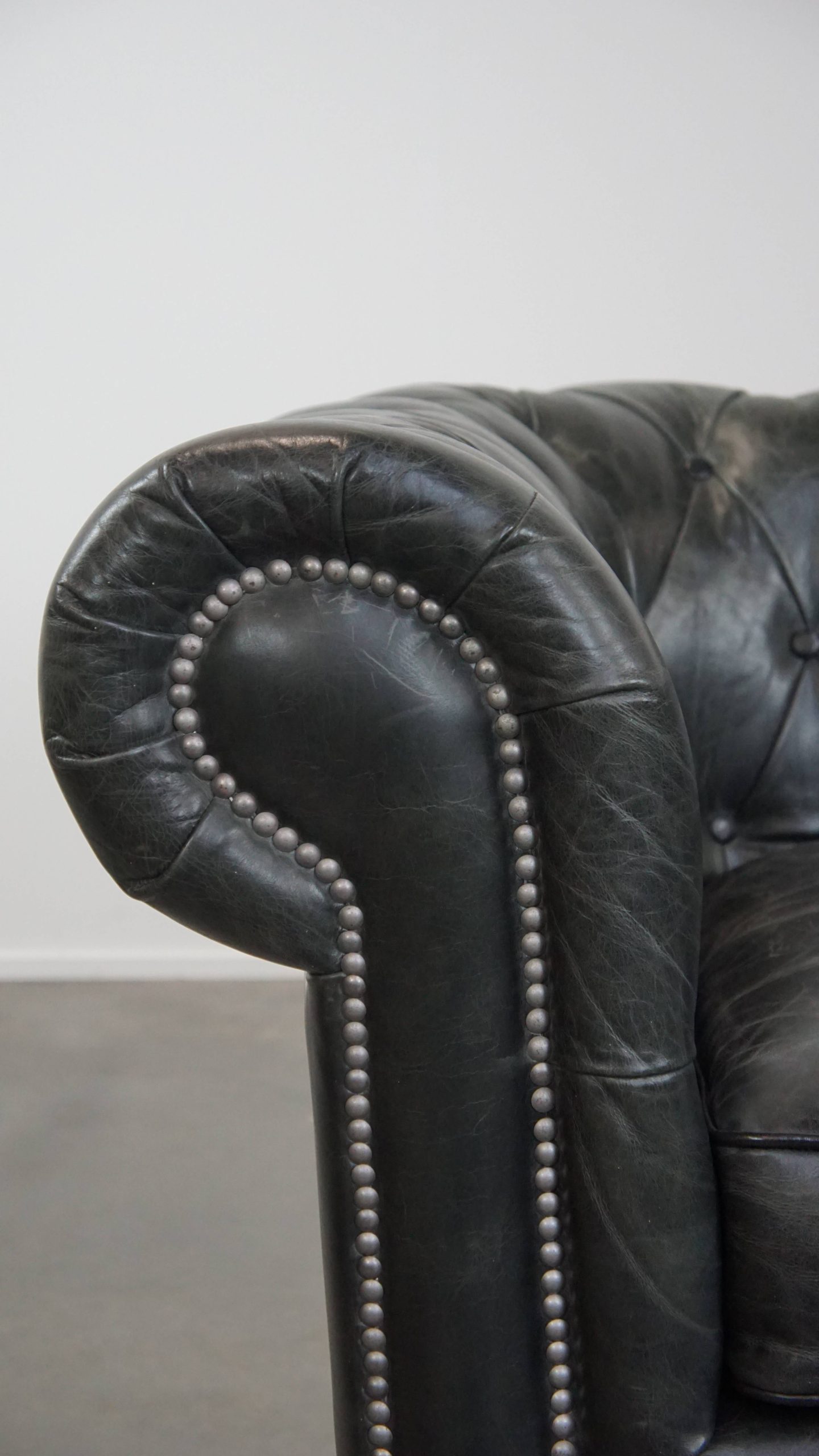 Tijdloze En Klassieke Ruime Zwarte Chesterfield Fauteuil Van Karaktervol Generfd Rundleer image 11