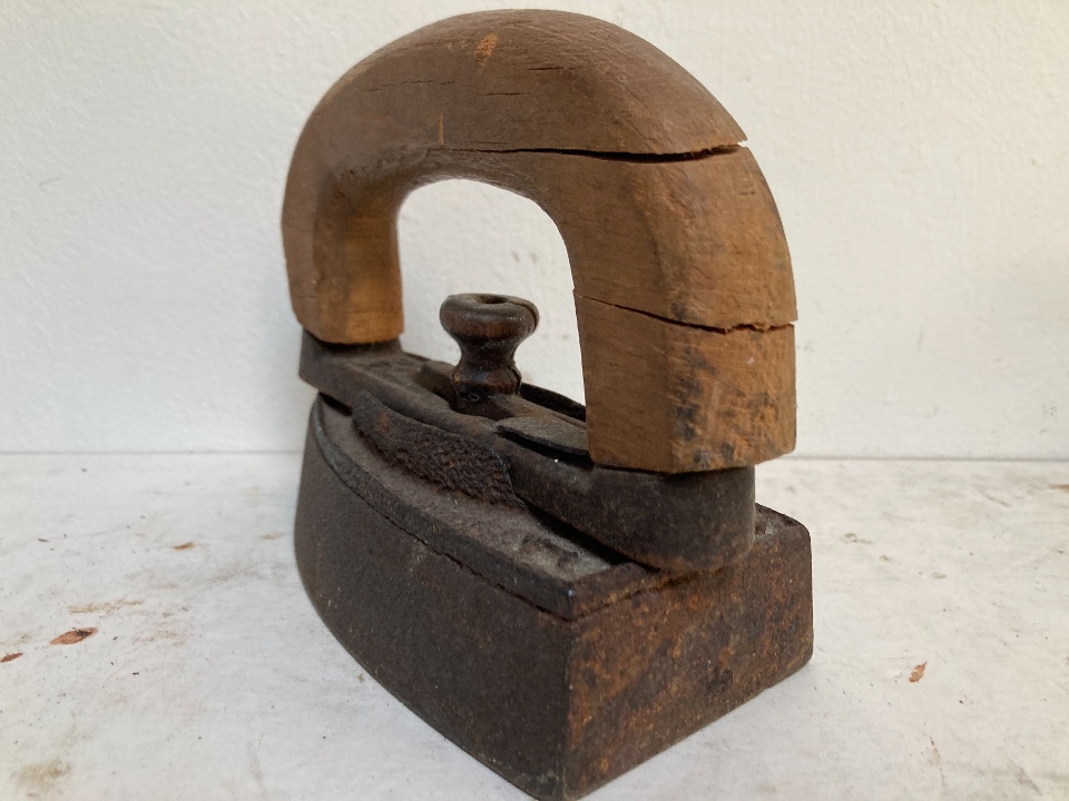 bekijk-antieke-ijzeren-strijkbout-met-houten-greep-leuk-als