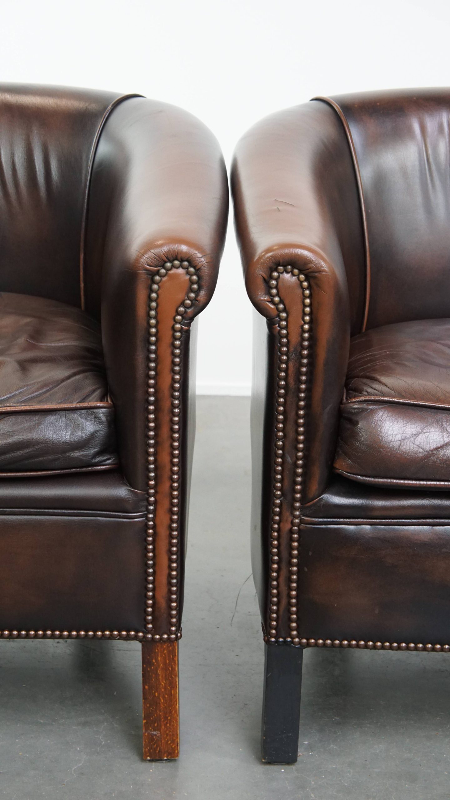 Elegante En Comfortabele Set Van 2 Rundleren Clubfauteuils In Engelse Stijl image 11