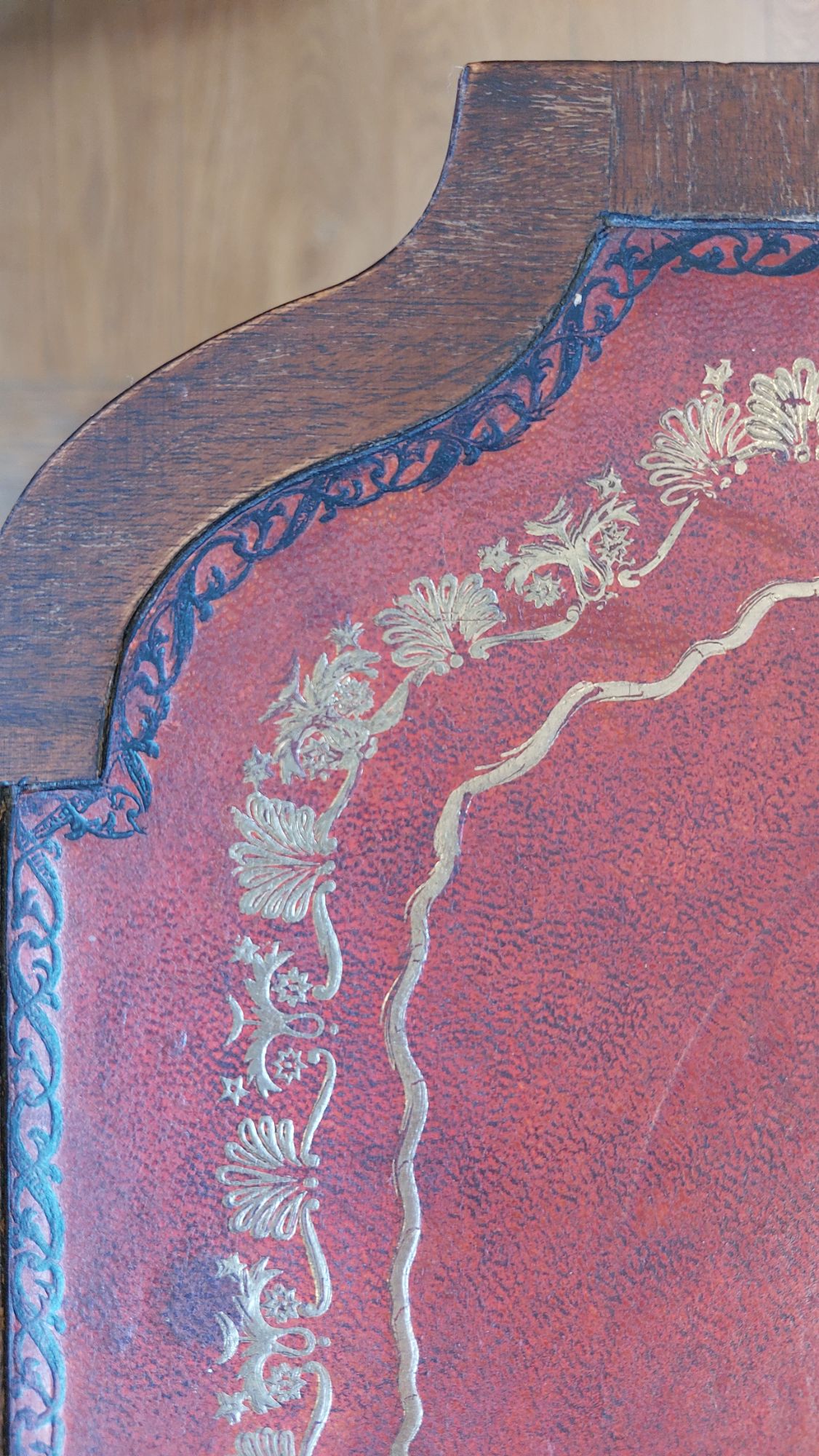 Bijzettafeltje Met Rood Leder Blad Met Goudkleurige Sierrand image 11