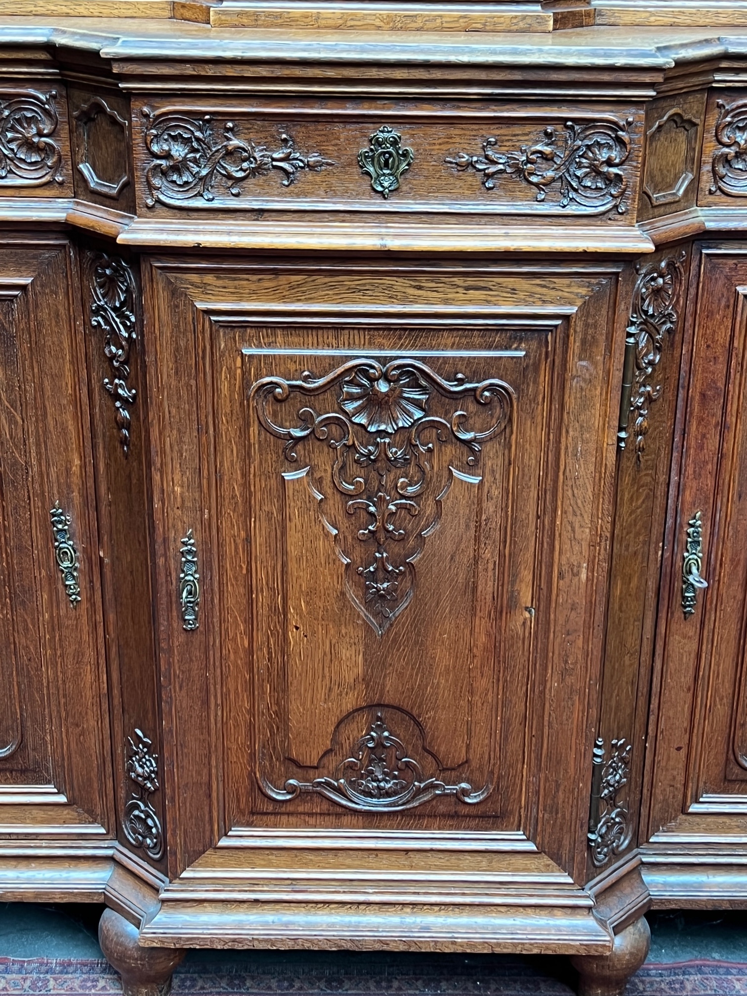 Antiek Rococo Buffet - Vitrinekast Met Ingebouwde Klok. image 5