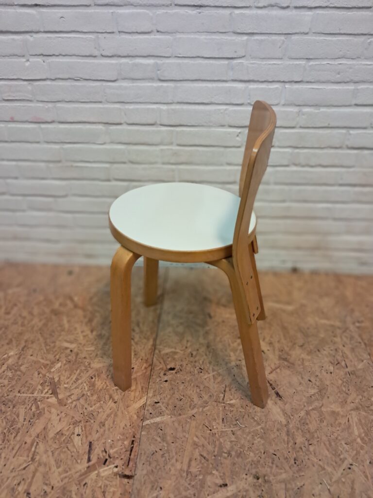 Aalvar Aalto Children Chair 65 image 2
