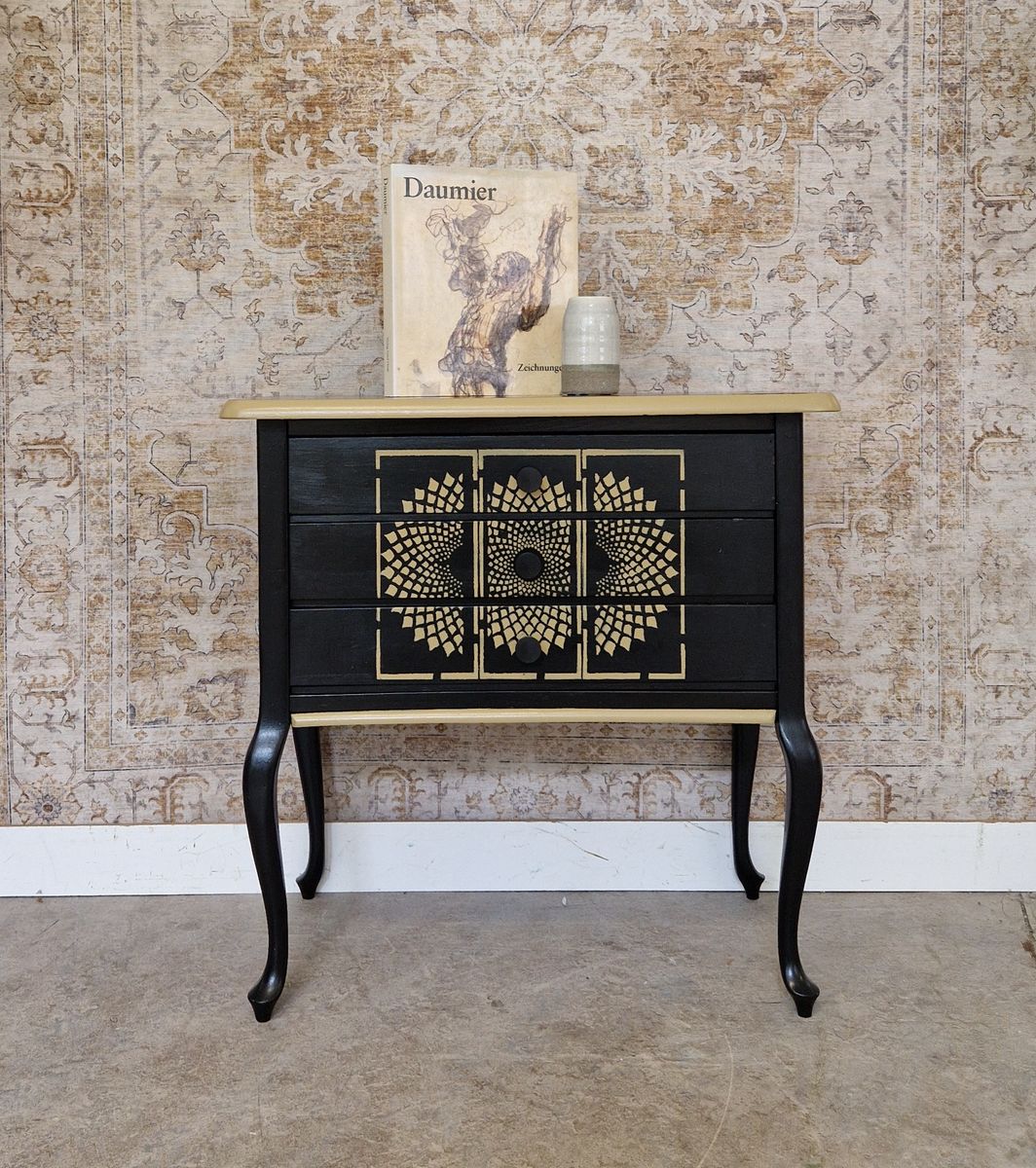 Queen Anne Dressoir/ Handbeschilderde Kastje image 2