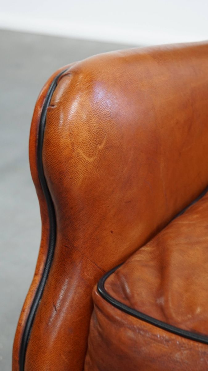 Luxe En Comfortabele Schapenleren Armchair Met Hoge Rug, Zwarte Biezen En Een Tijdloos Design image 11