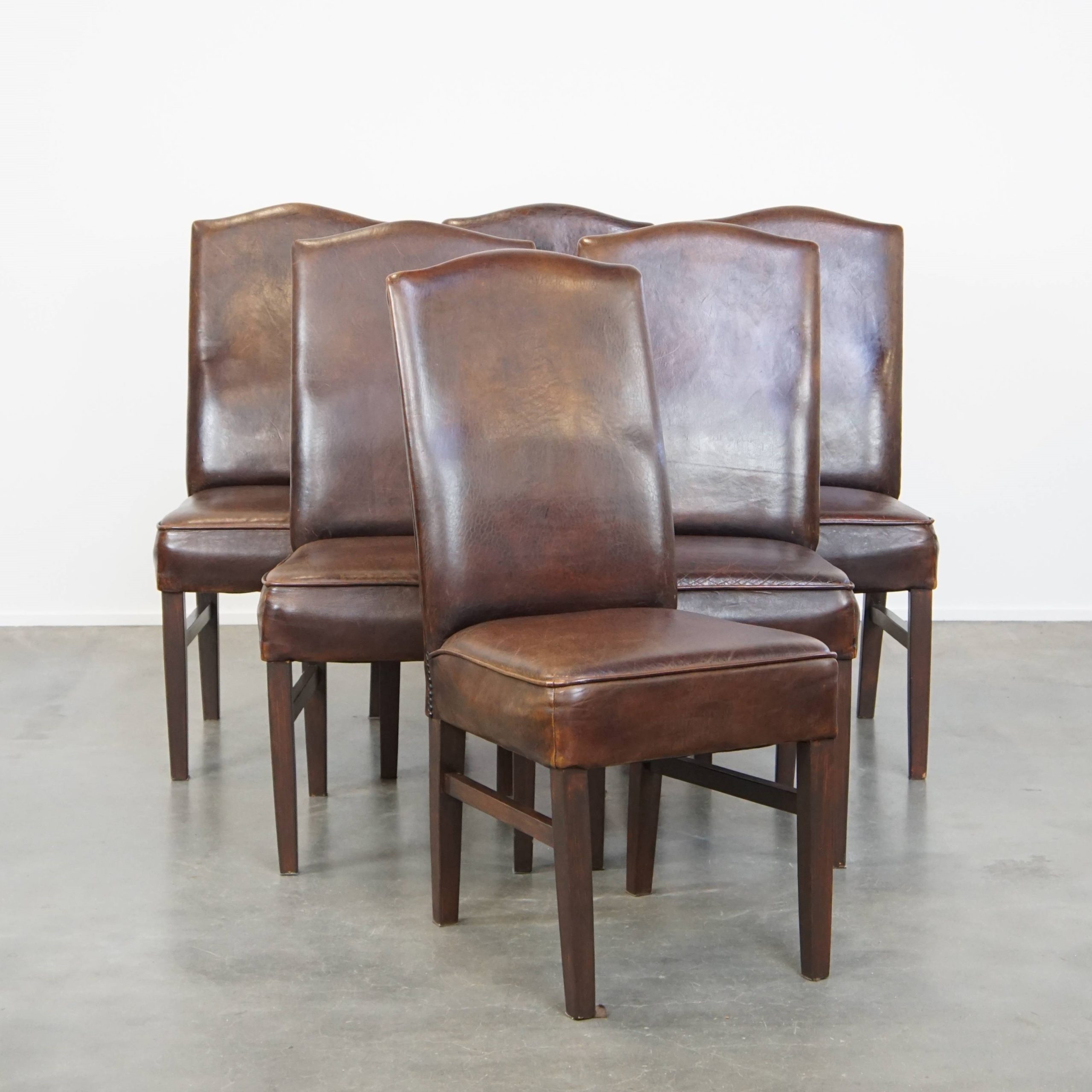 Set Van 6 Donkere En Statige Tijdloze Schapenleren Eetkamerstoelen Met Een Correcte Afwerking image 2