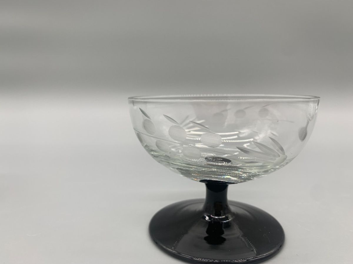 Set Vintage Gegraveerde Coupe Glaasjes Zwarte Voet 3 Stuks image 5