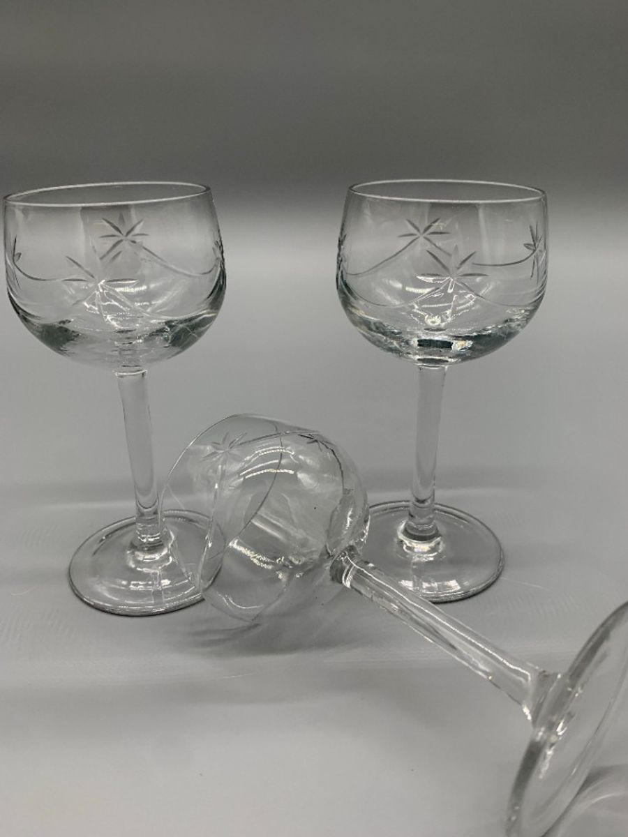 Antieke Kristallen Voetglaasjes Gravure 3 Stuks image 2