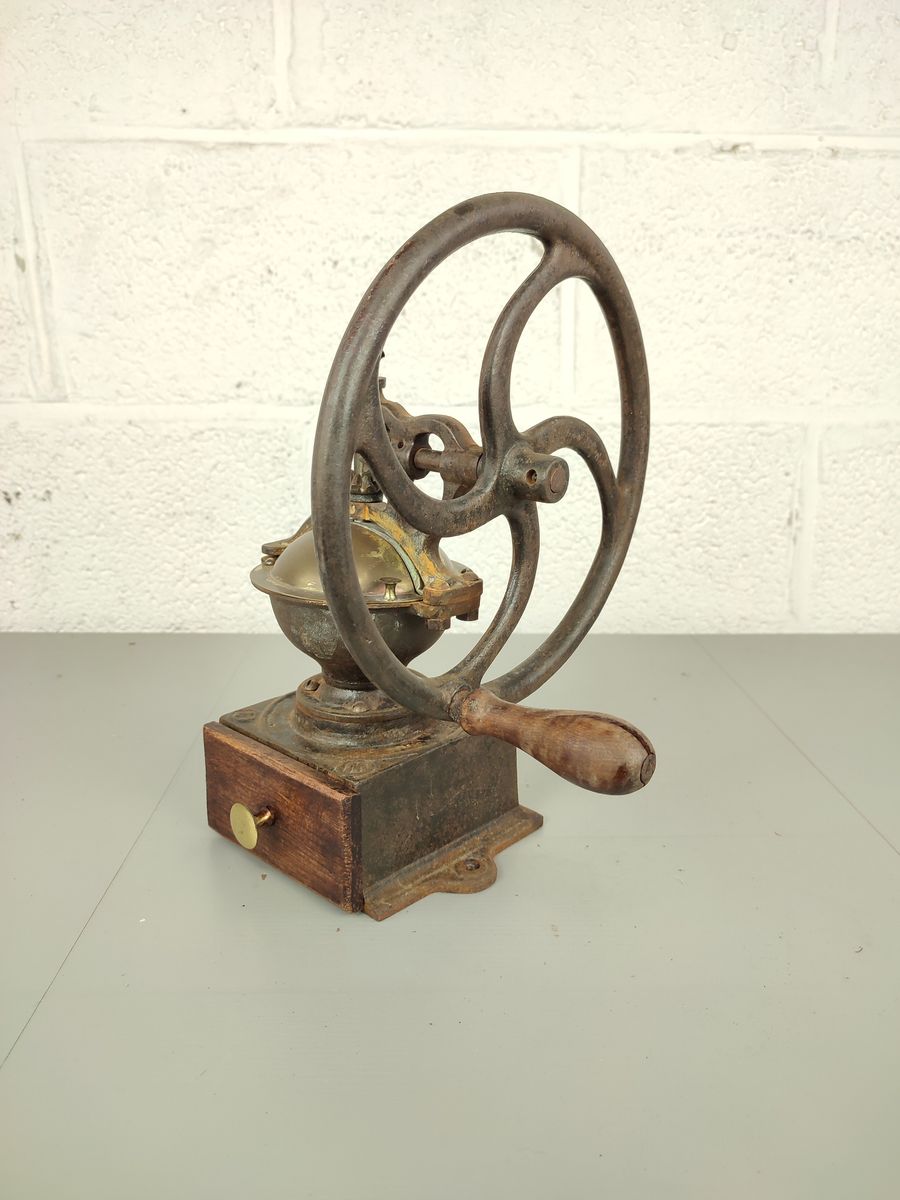 Antieke Koffiemolen Met Zijwiel image 4
