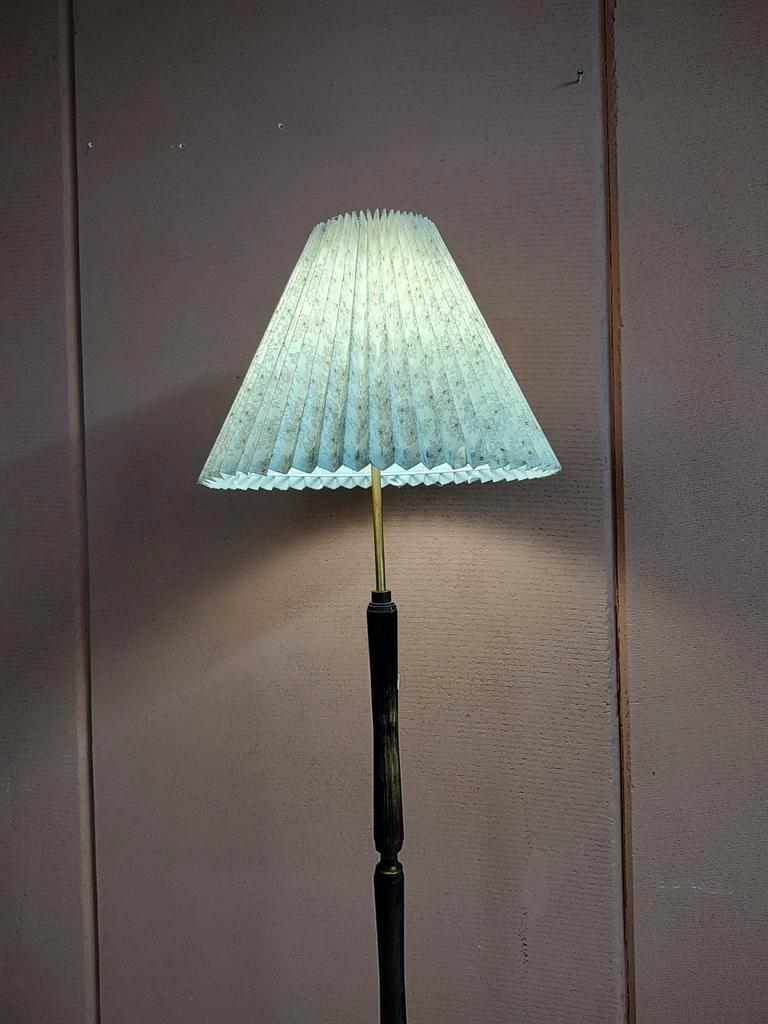 Elegante Staande Lamp Met Geplooide Kap image 4