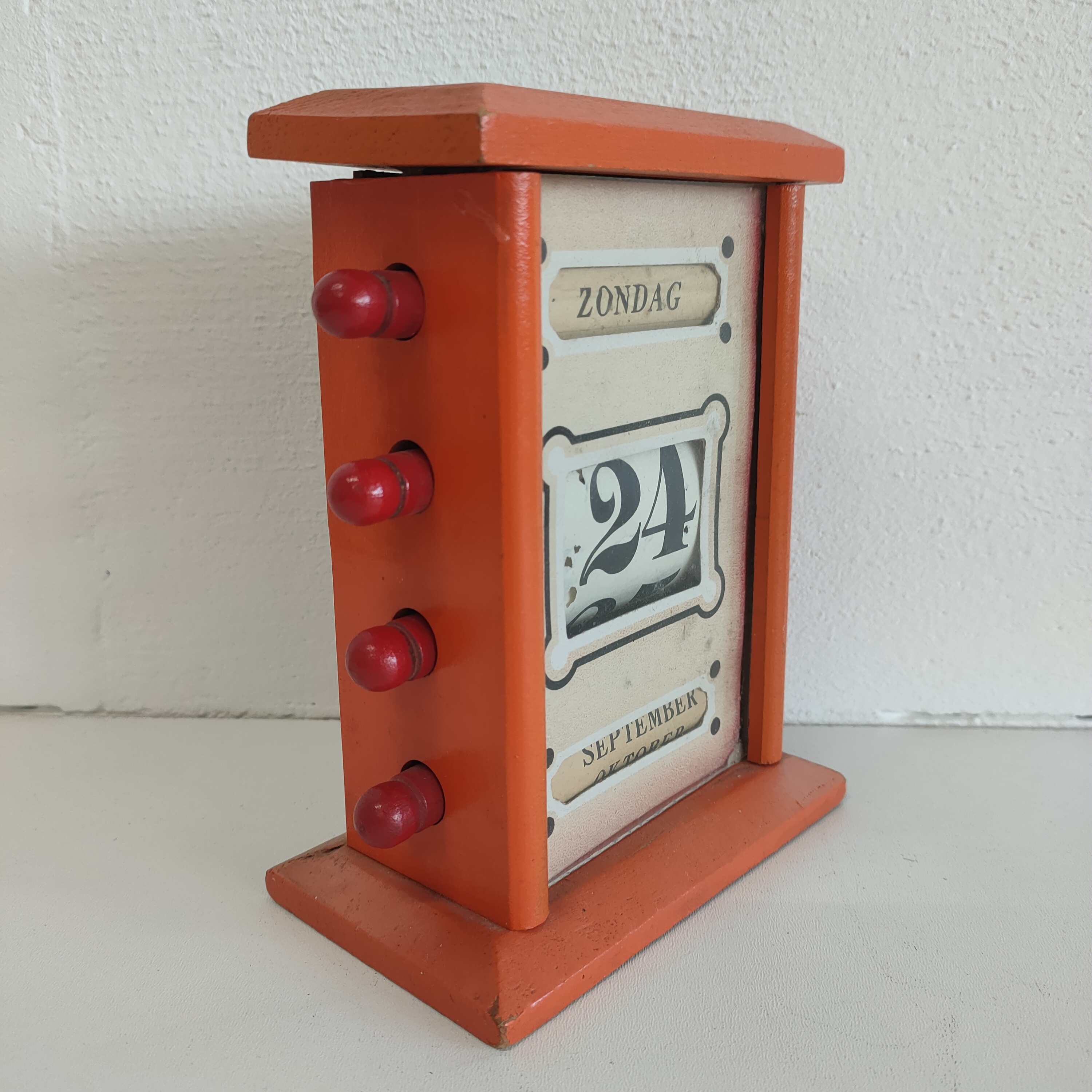 Eeuwigdurende Houten Tafel Kalender Oranje image 3