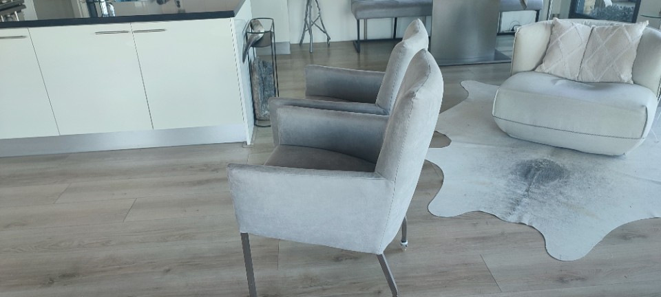 Twee Eetkamer Stoelen Grijs Micro Leder Met Skeet Draai Wieltjes . image 3