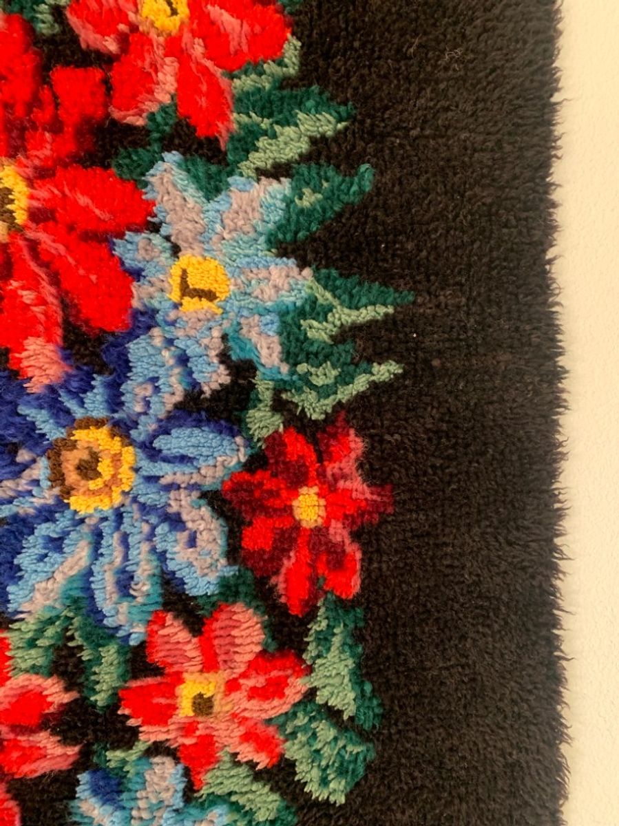 Prachtig Vintage Handgemaakt Wandkleed Met Bloemen In Sprekende Kleuren. image 8