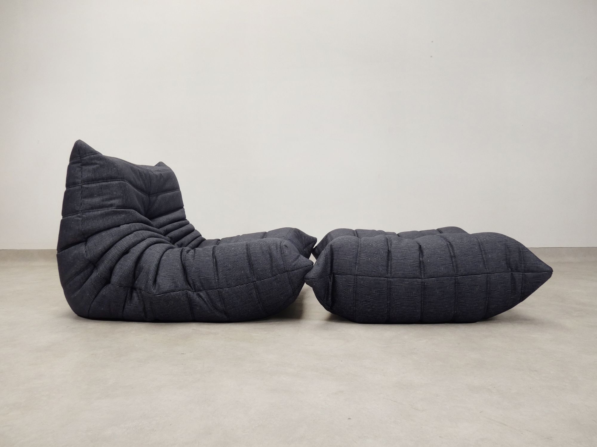 Ligne Roset Togo - 1 Zit & Poef - Blauw Pinstripe Stof image 4