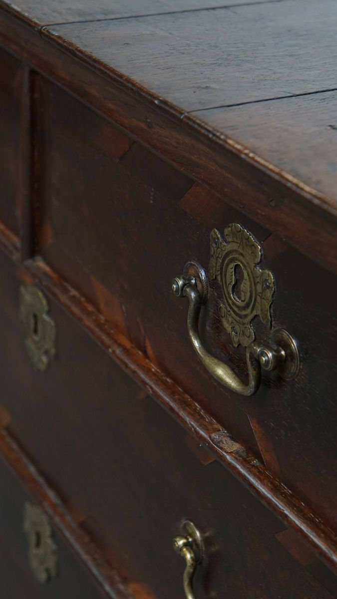 Engelse Antieke En Elegante Vroege Georgian Eikenhouten Ladekast Met Uniek Inlegwerk image 13