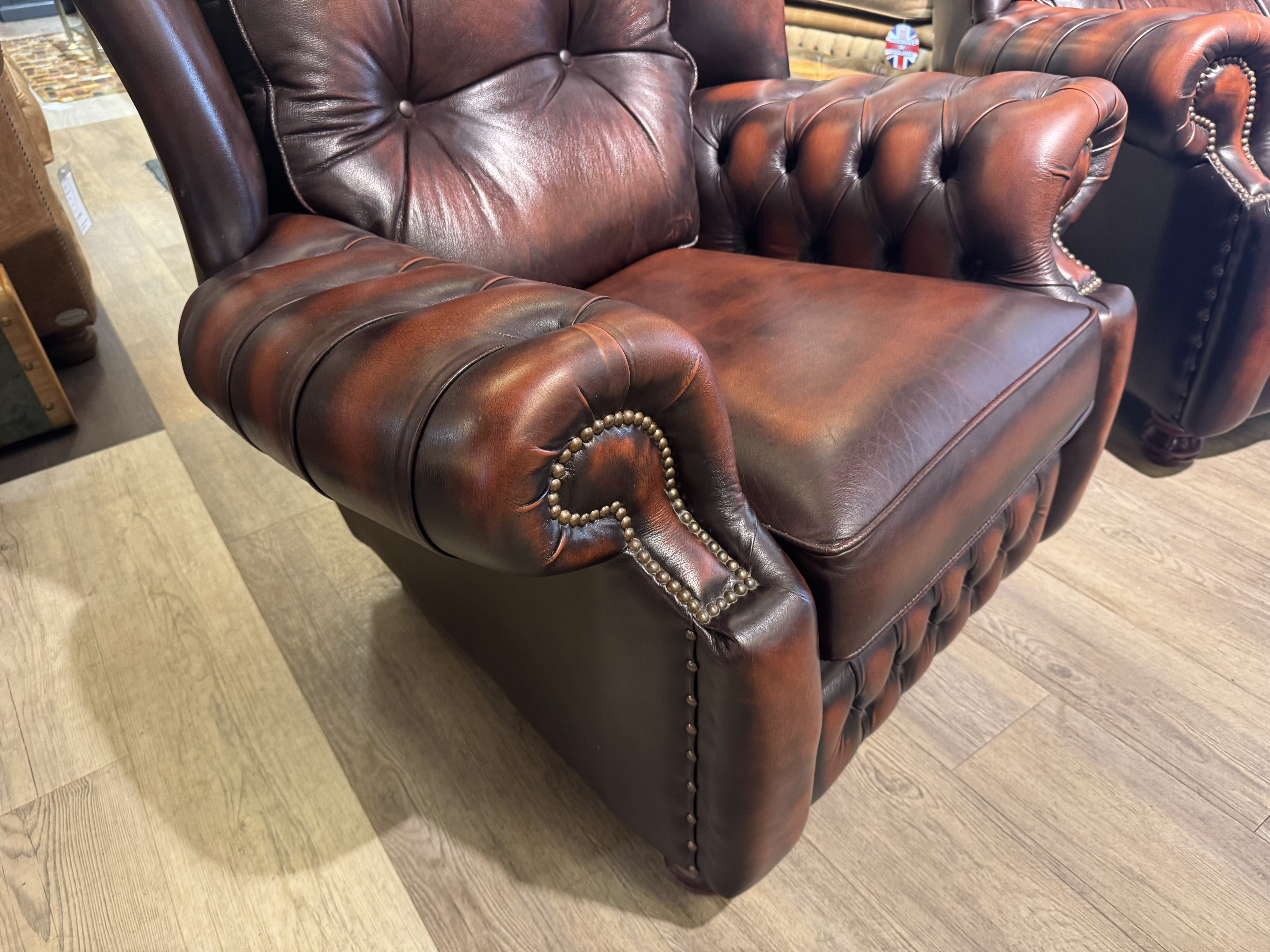 2x Engelse Springvale Chesterfield Oorfauteuils Suzanne Dark Rust / Rood Bruin image 4