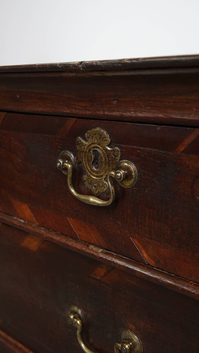 Engelse Antieke En Elegante Vroege Georgian Eikenhouten Ladekast Met Uniek Inlegwerk image 8