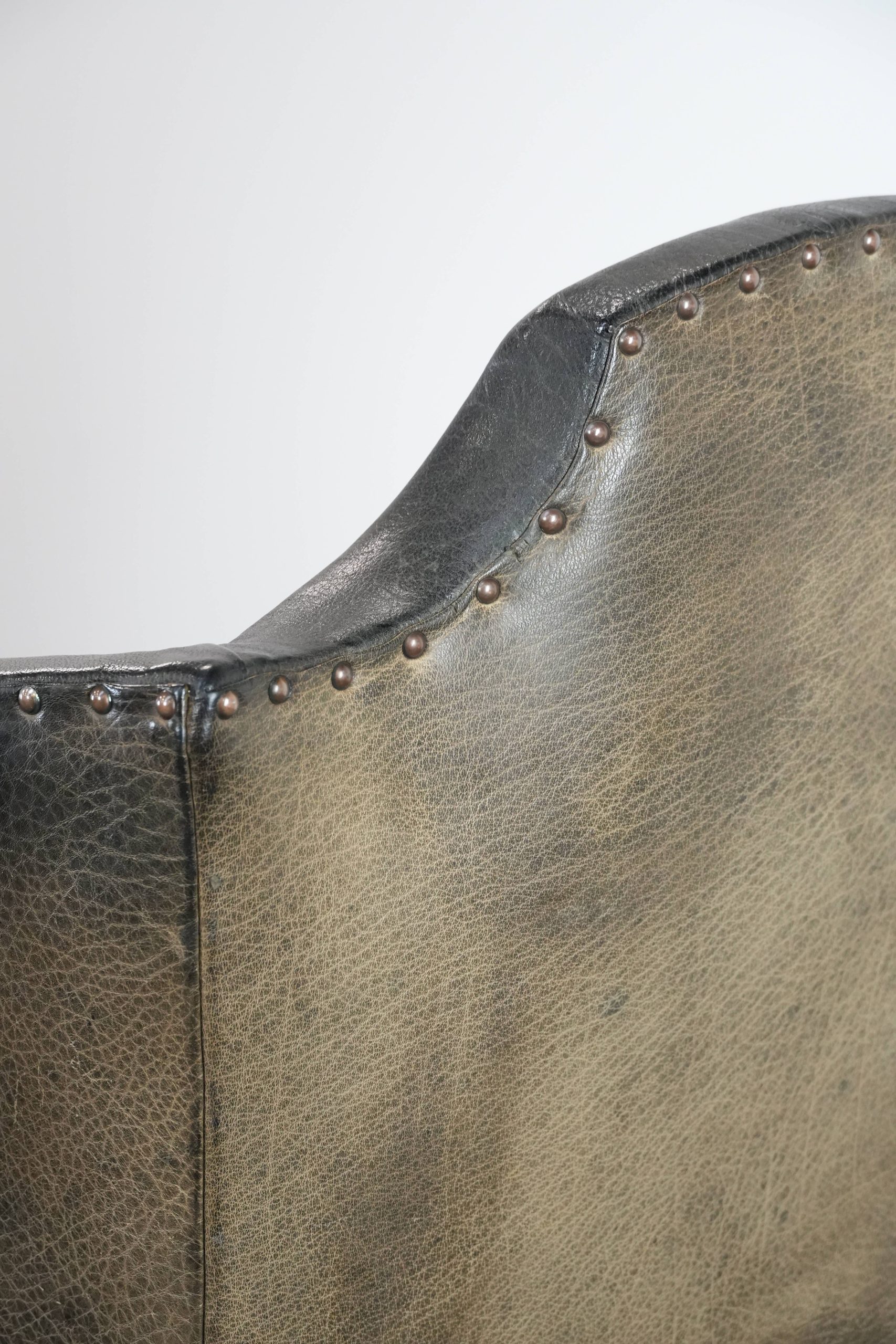 Grote Antieke Zwarte Engelse Rundleren Oorfauteuil Uit Eind 19e Eeuw Met Een Luxe Uitstraling image 14