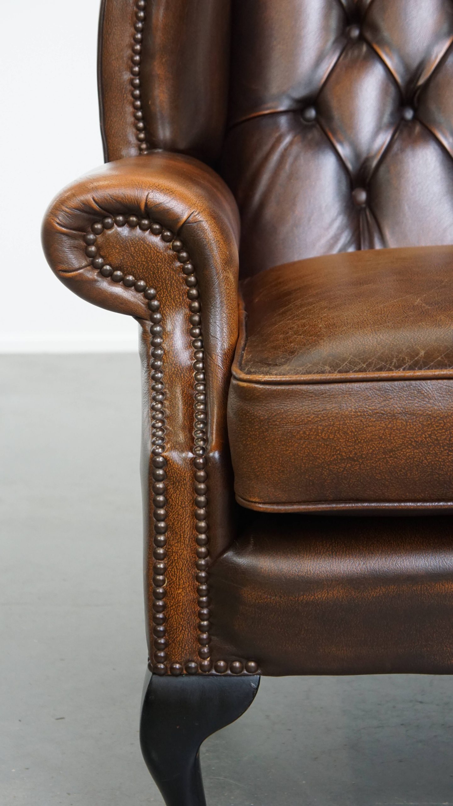 In Nette Staat Verkerende Klassieke Cognac Bruine Rundleren Chesterfield Oorfauteuil image 10