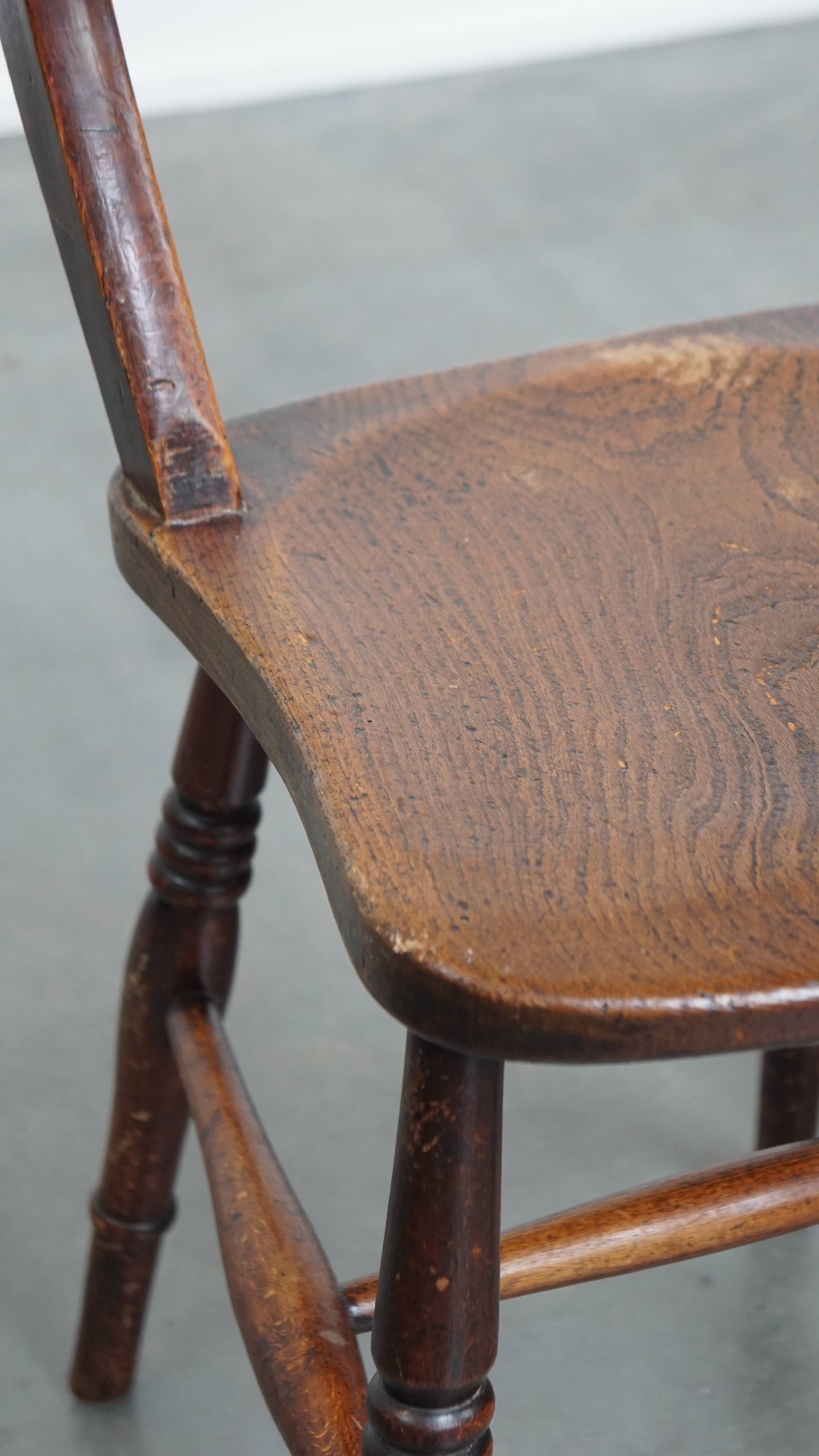 Elegante Set Van 2 Antieke Engelse Stoeltjes Met Mooi Houtwerk En Warme Kleuren image 10