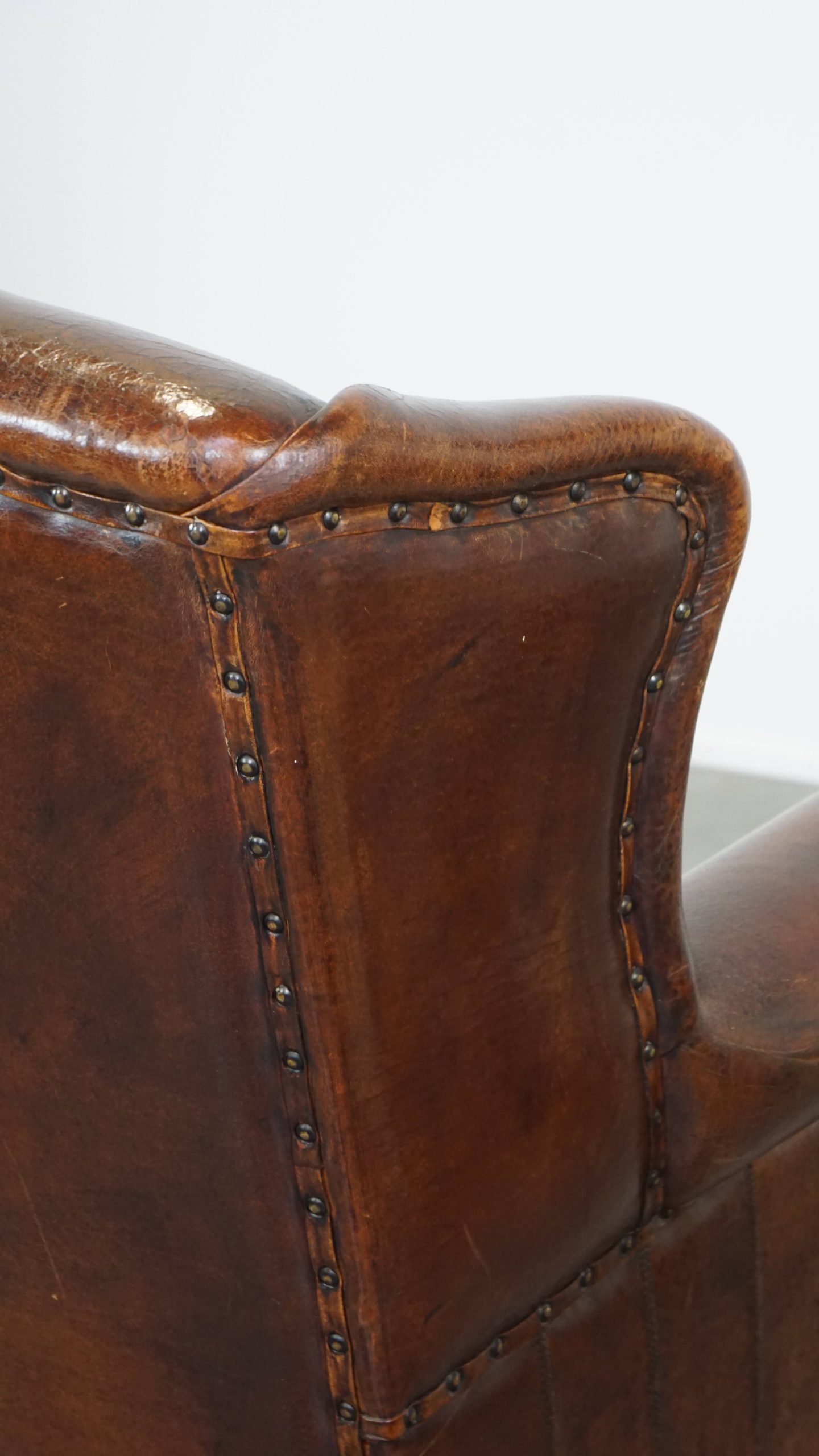 Stijlvolle Vintage, Luxe Schapenleren Oorfauteuil Met Een Rood Corduroy Zitkussen image 13