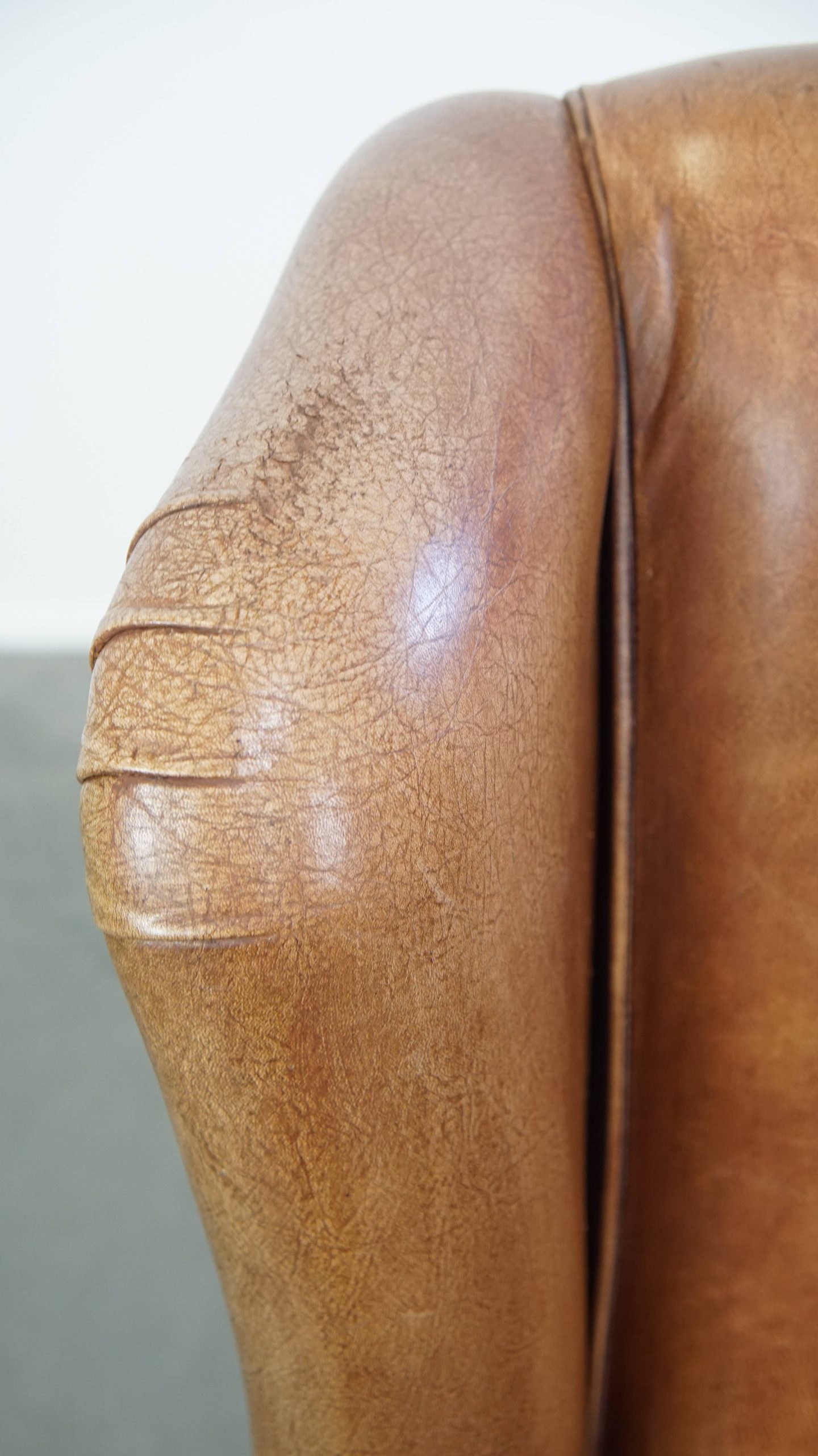 Charmante, Tijdloze En Karaktervolle Rundleren Oorfauteuil In Een Lichte Cognac Kleur image 9