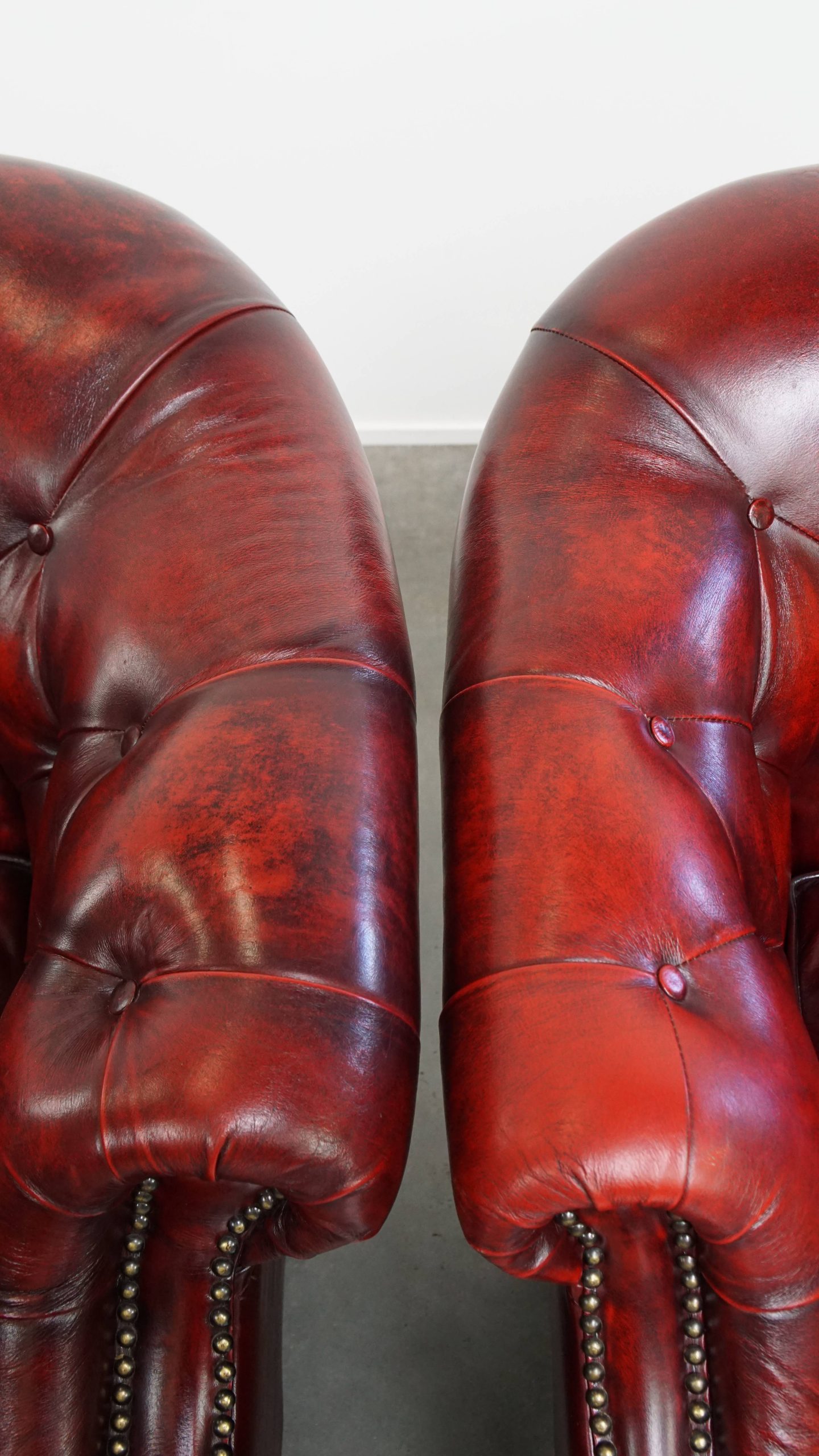 Unieke Set Van 8 Mooie Engelse Rundleren Chesterfield Clubfauteuils In Een Gevlamde Rode Kleur image 3