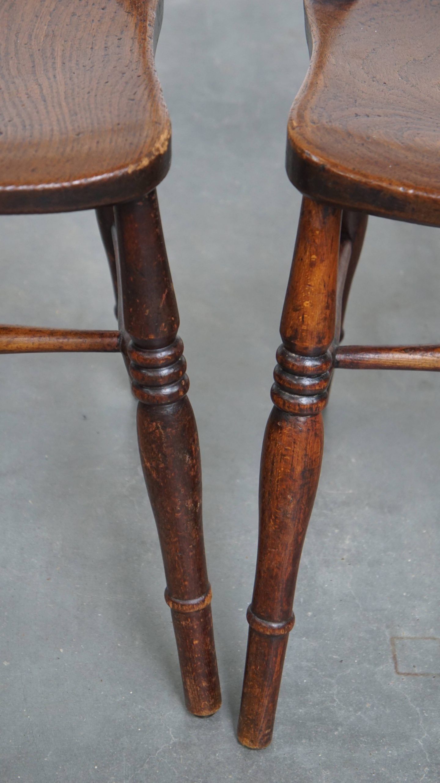 Elegante Set Van 2 Antieke Engelse Stoeltjes Met Mooi Houtwerk En Warme Kleuren image 9