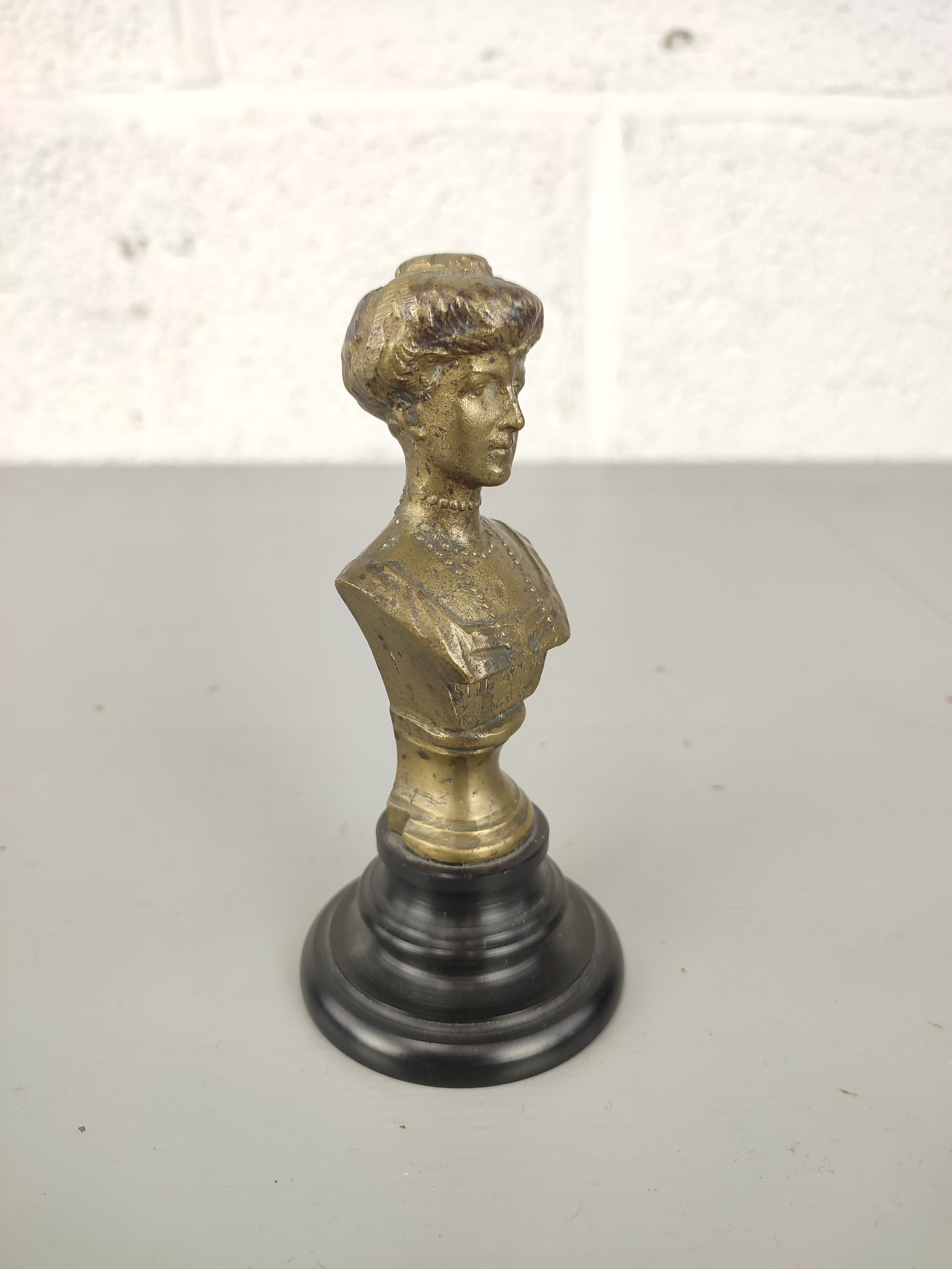 Kleine Bronzen Buste Koningin Elisabeth image 3