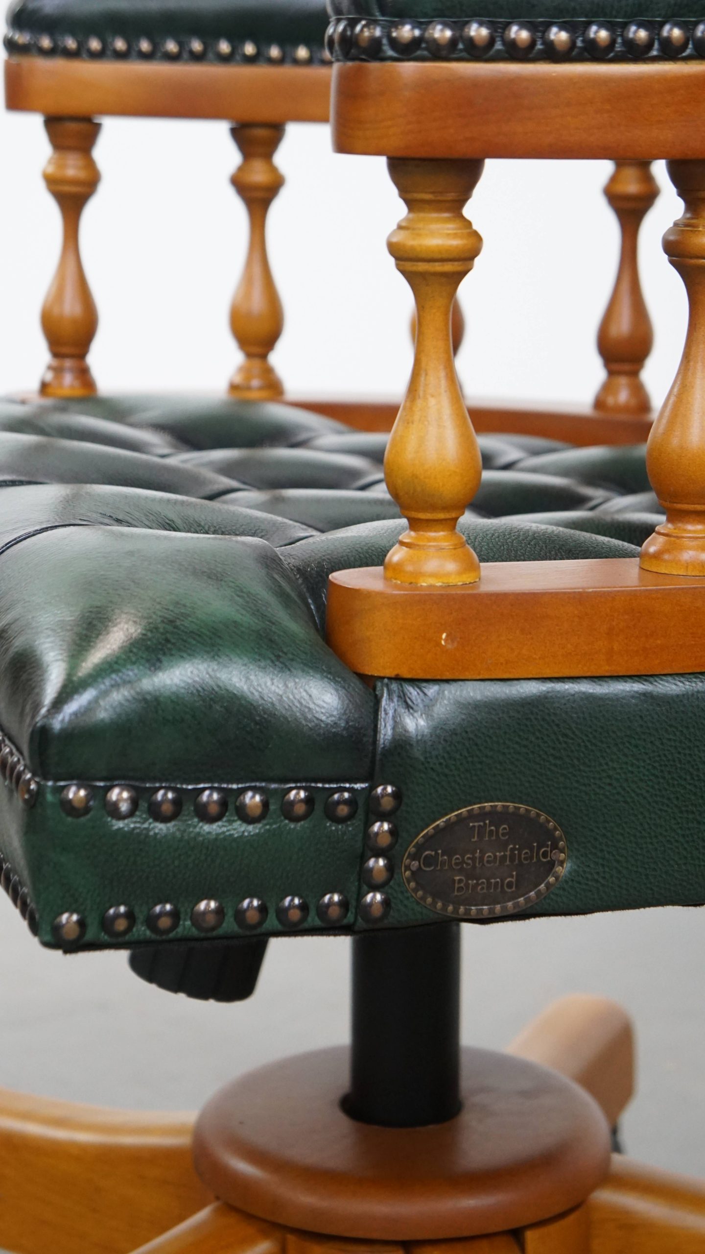 Groene Klassieke En Tijdloze Chesterfield Bureaustoel Gemaakt Van Rundleer Op Wieltjes image 12