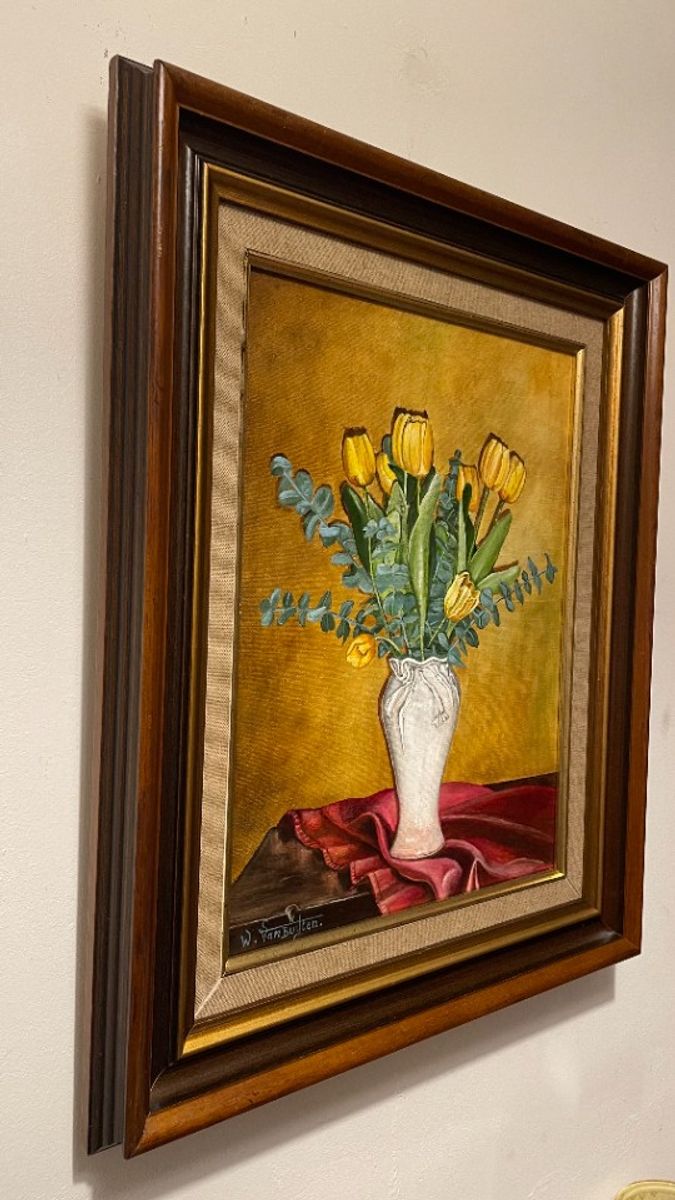 Gele Tulpen In Een Witte Vaas image 3
